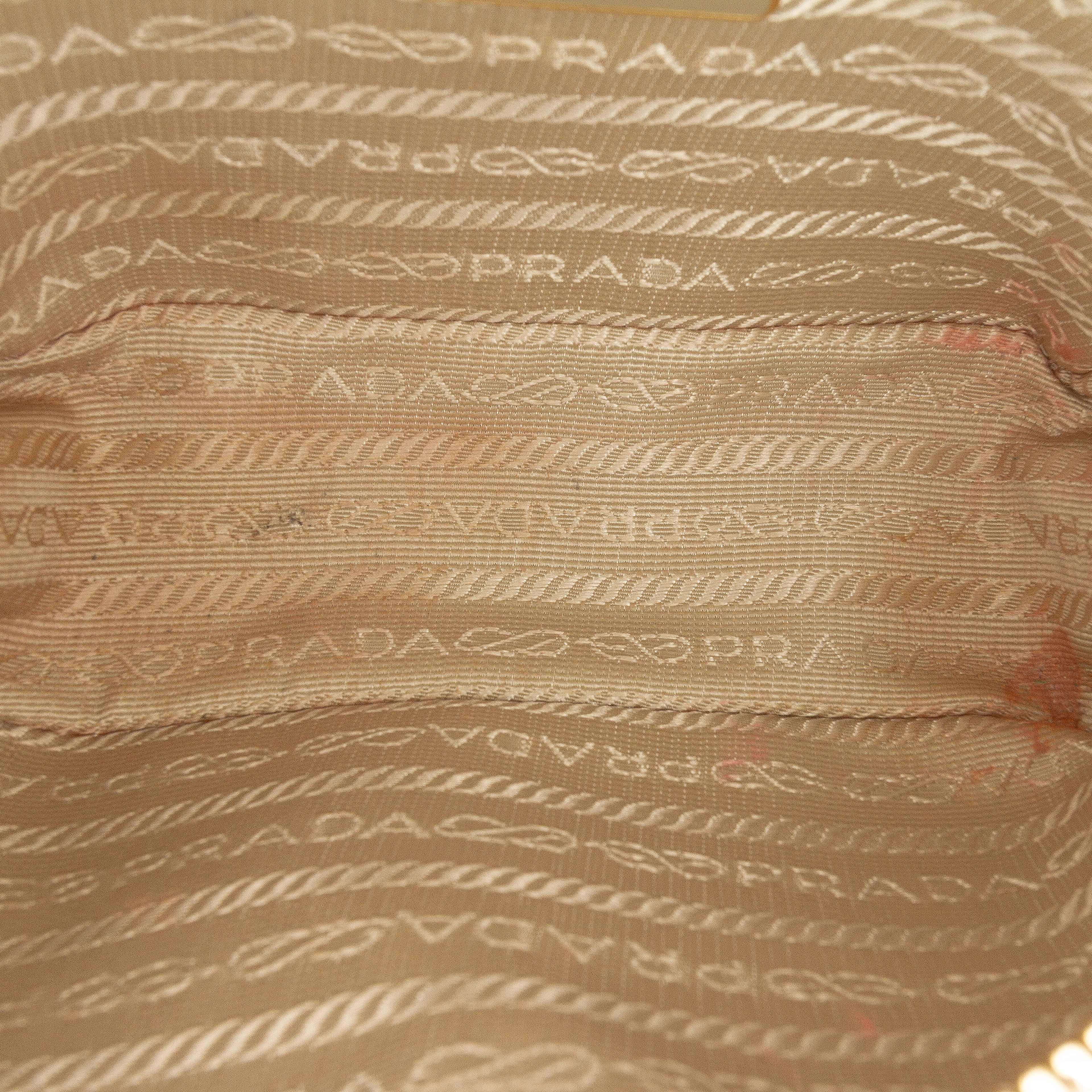 Prada Mini Saffiano Lux Camera Bag, från Luxclusif, i färgen off white. Klicka för att öppna bilden i stort format