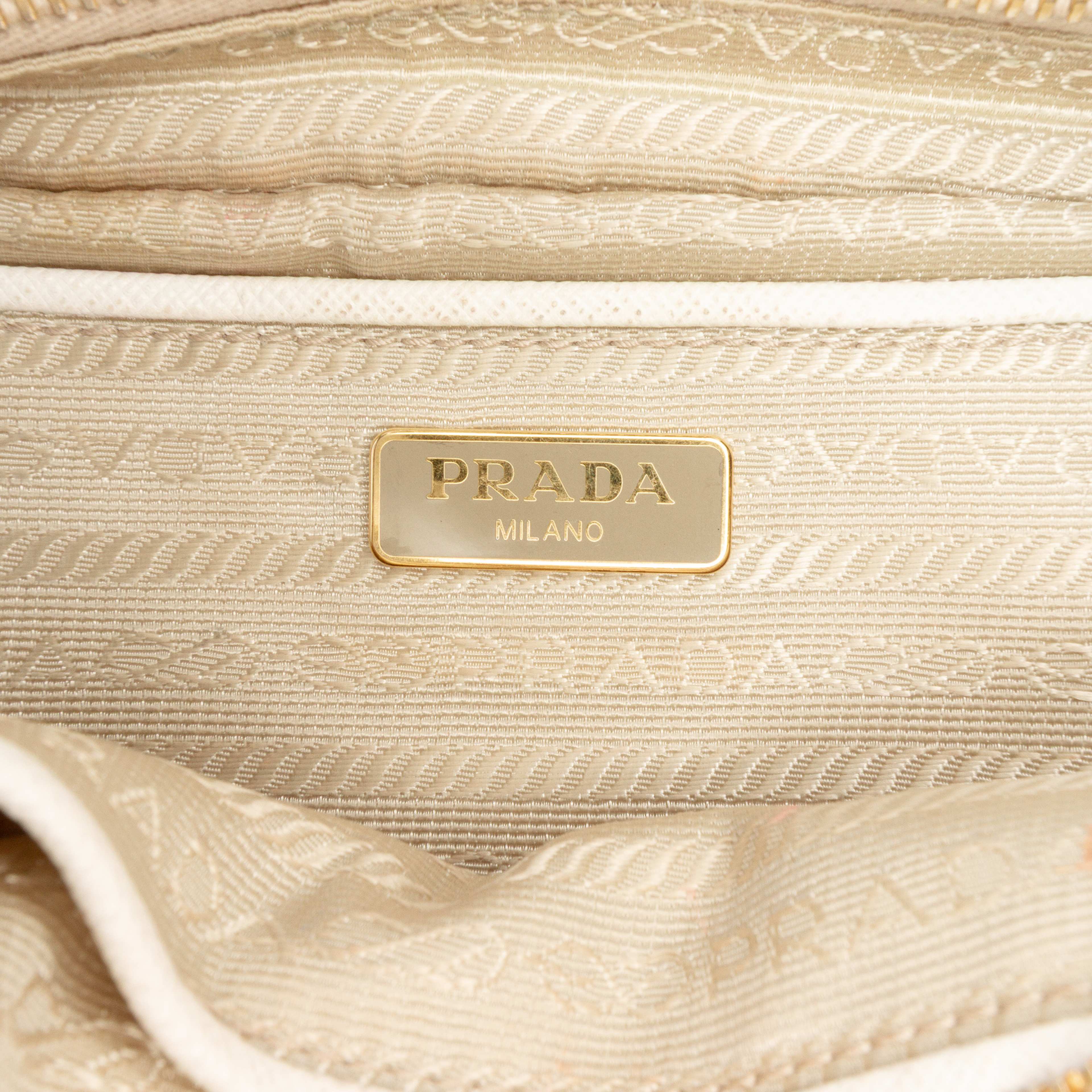 Prada Mini Saffiano Lux Camera Bag, från Luxclusif, i färgen off white. Klicka för att öppna bilden i stort format