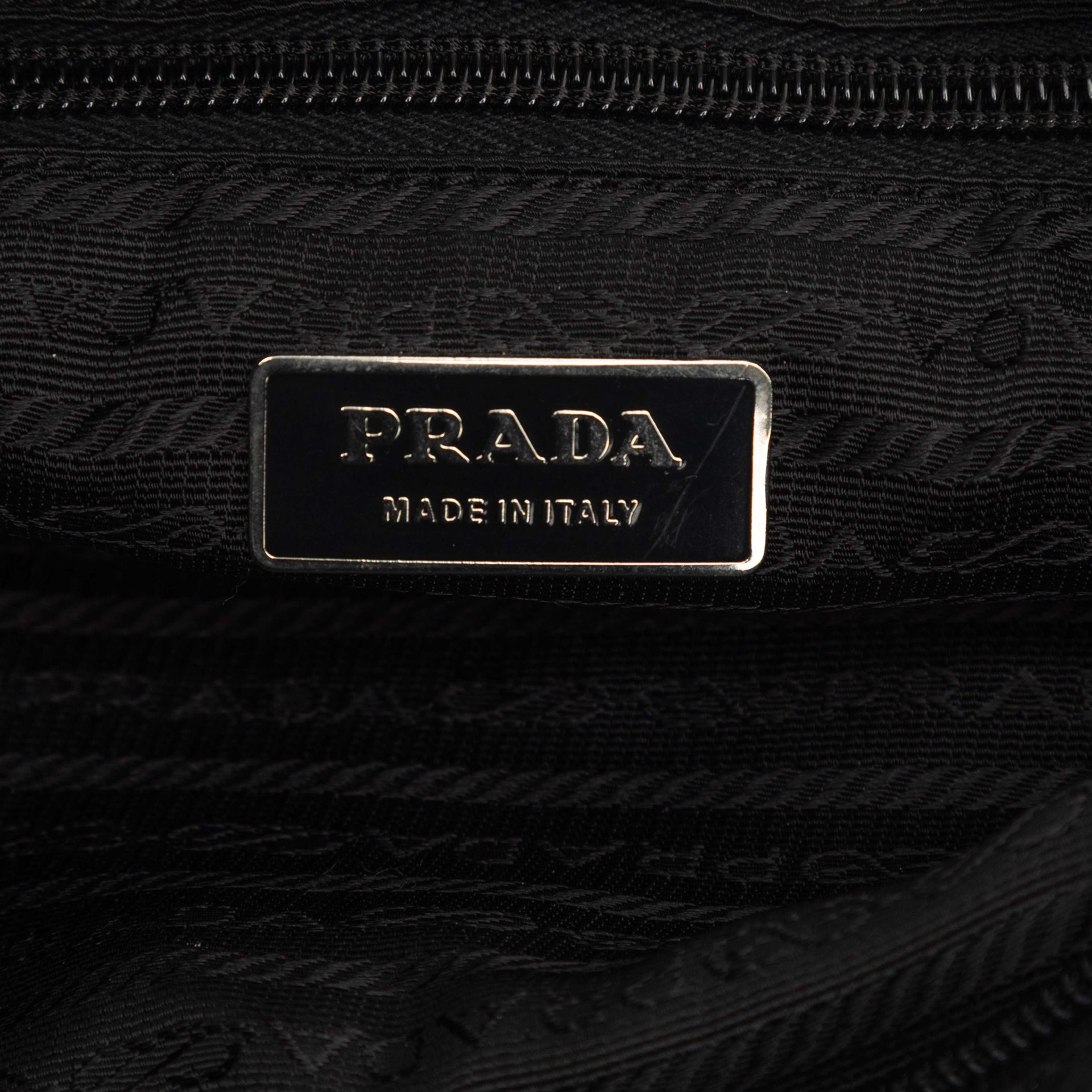 Prada Tessuto Zip Top Crossbody, från Luxclusif, i färgen black. Klicka för att öppna bilden i stort format