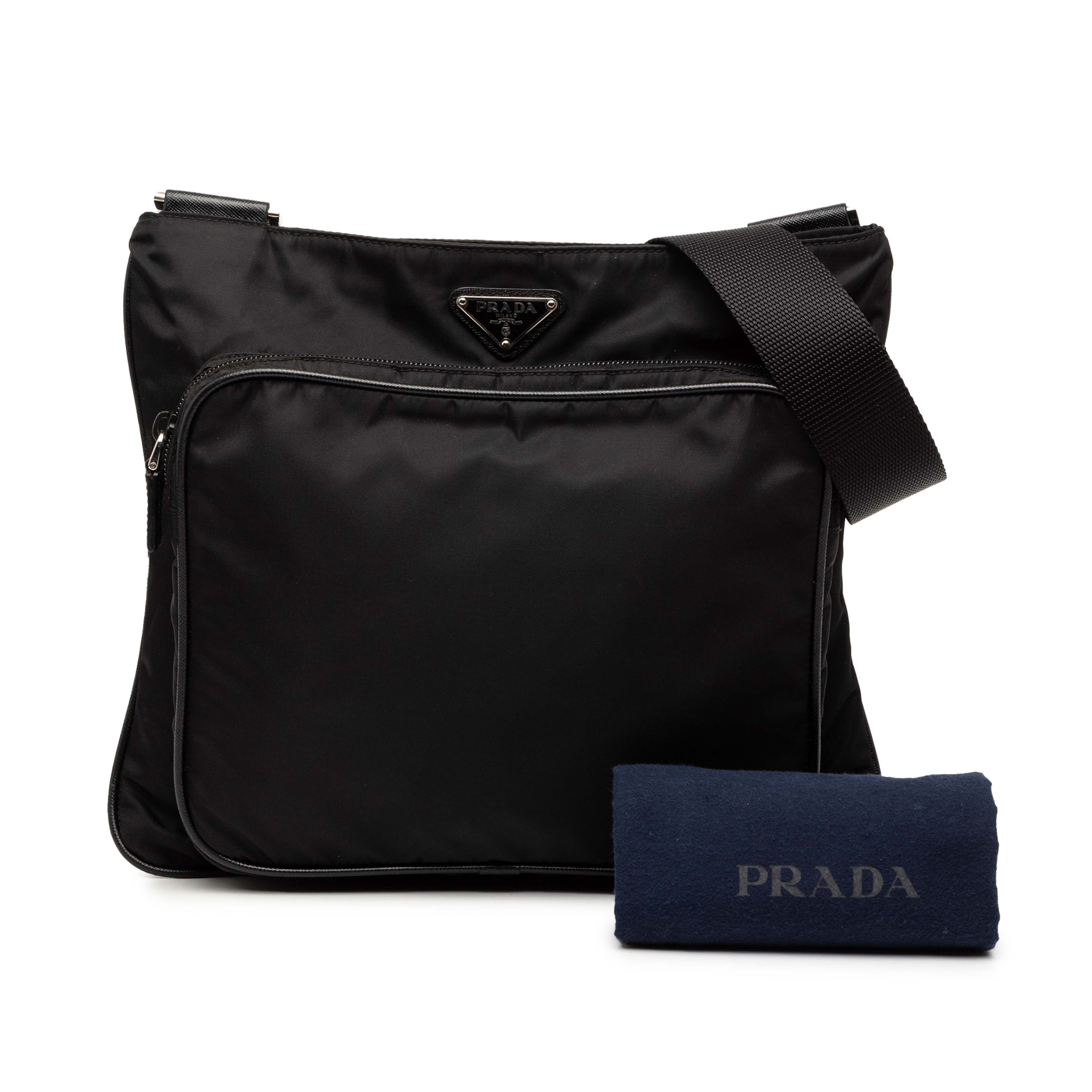 Prada Tessuto Zip Top Crossbody, från Luxclusif, i färgen svart. Klicka för att öppna bilden i stort format