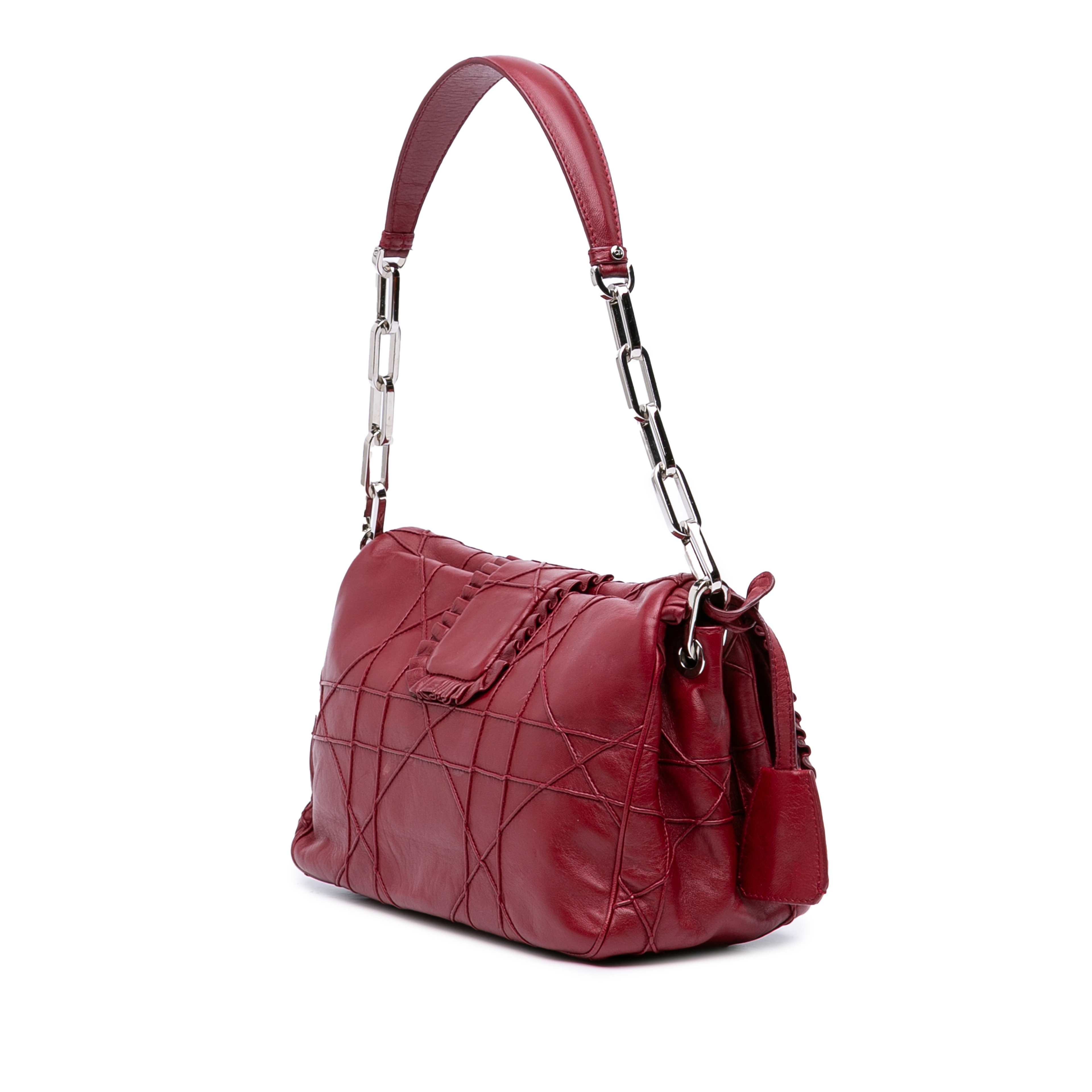 Dior Lambskin Cannage New Lock Ruffle Flap, från Luxclusif, i färgen red. Klicka för att öppna bilden i stort format