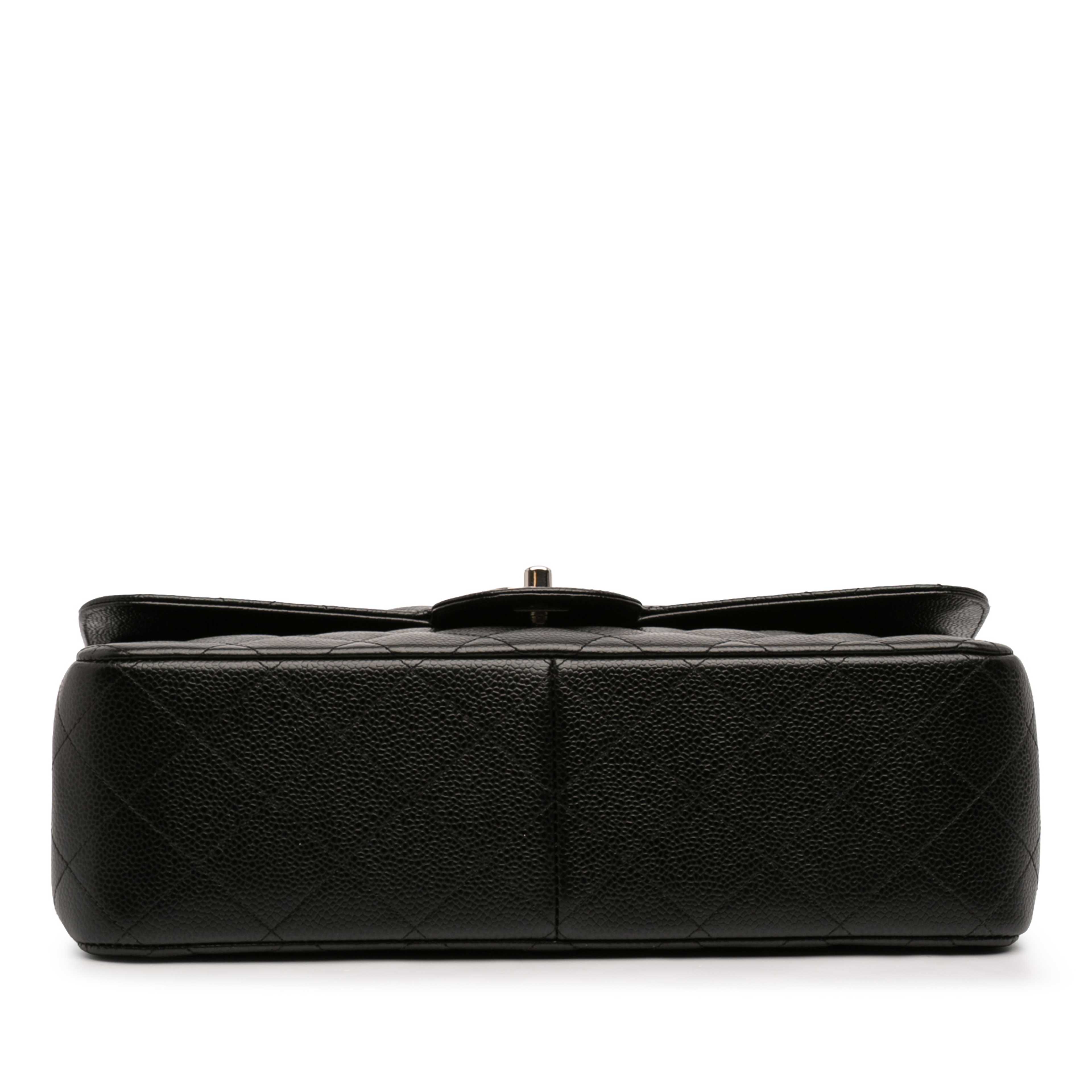 Chanel Jumbo Classic Caviar Double Flap, från Luxclusif, i färgen svart. Klicka för att öppna bilden i stort format