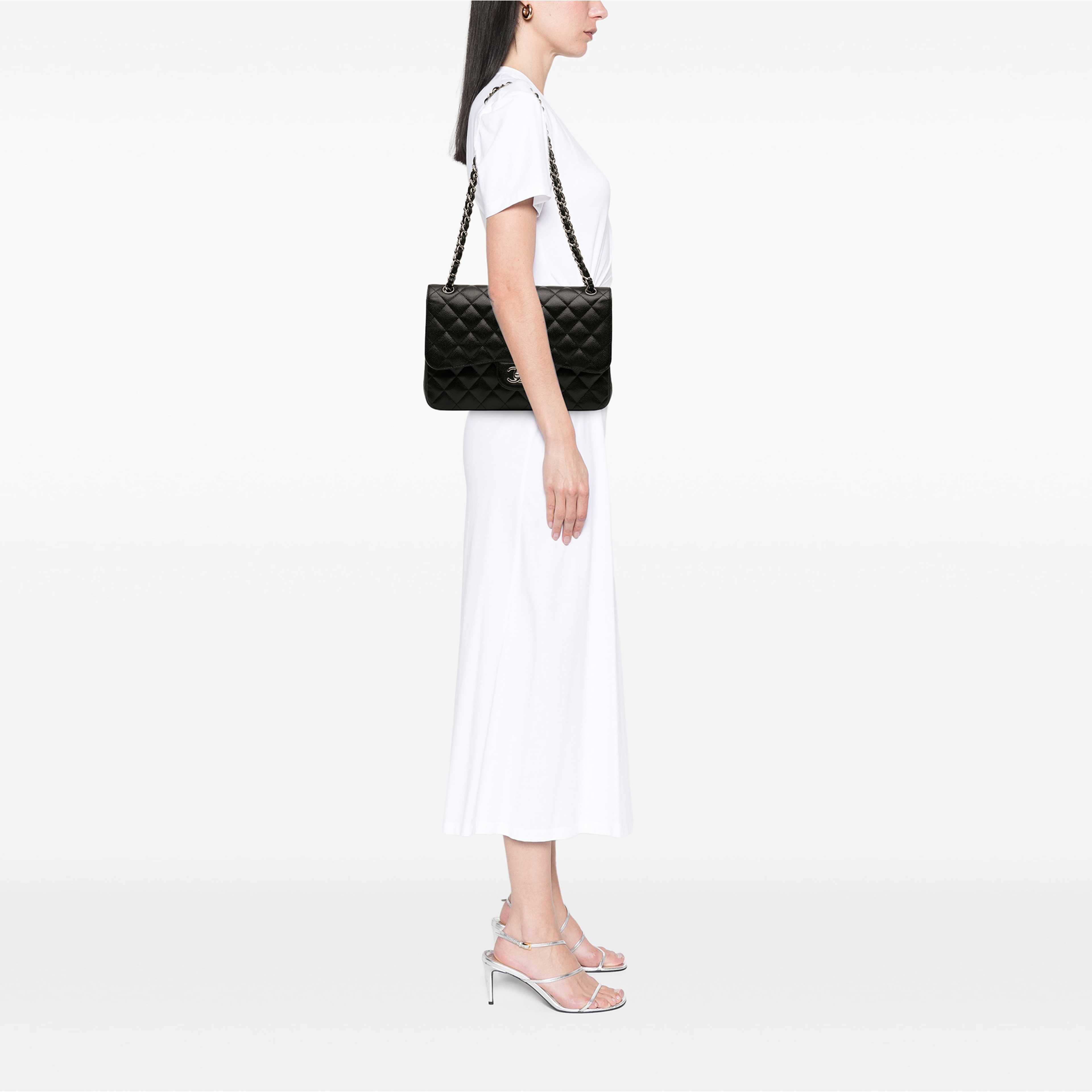 Chanel Jumbo Classic Caviar Double Flap, från Luxclusif, i färgen svart. Klicka för att öppna bilden i stort format