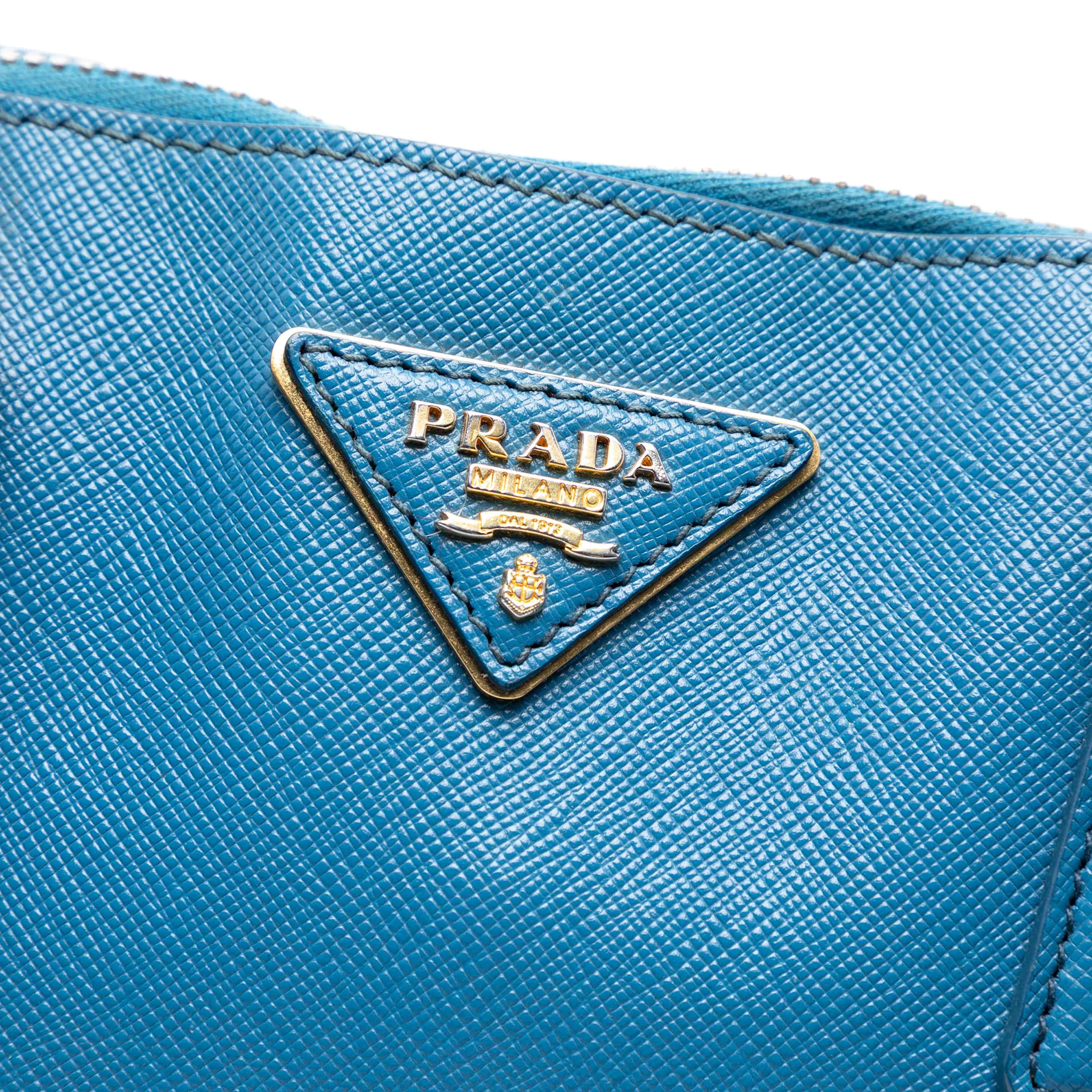 Prada Medium Saffiano Lux Promenade Satchel, från Luxclusif, i färgen blå. Klicka för att öppna bilden i stort format