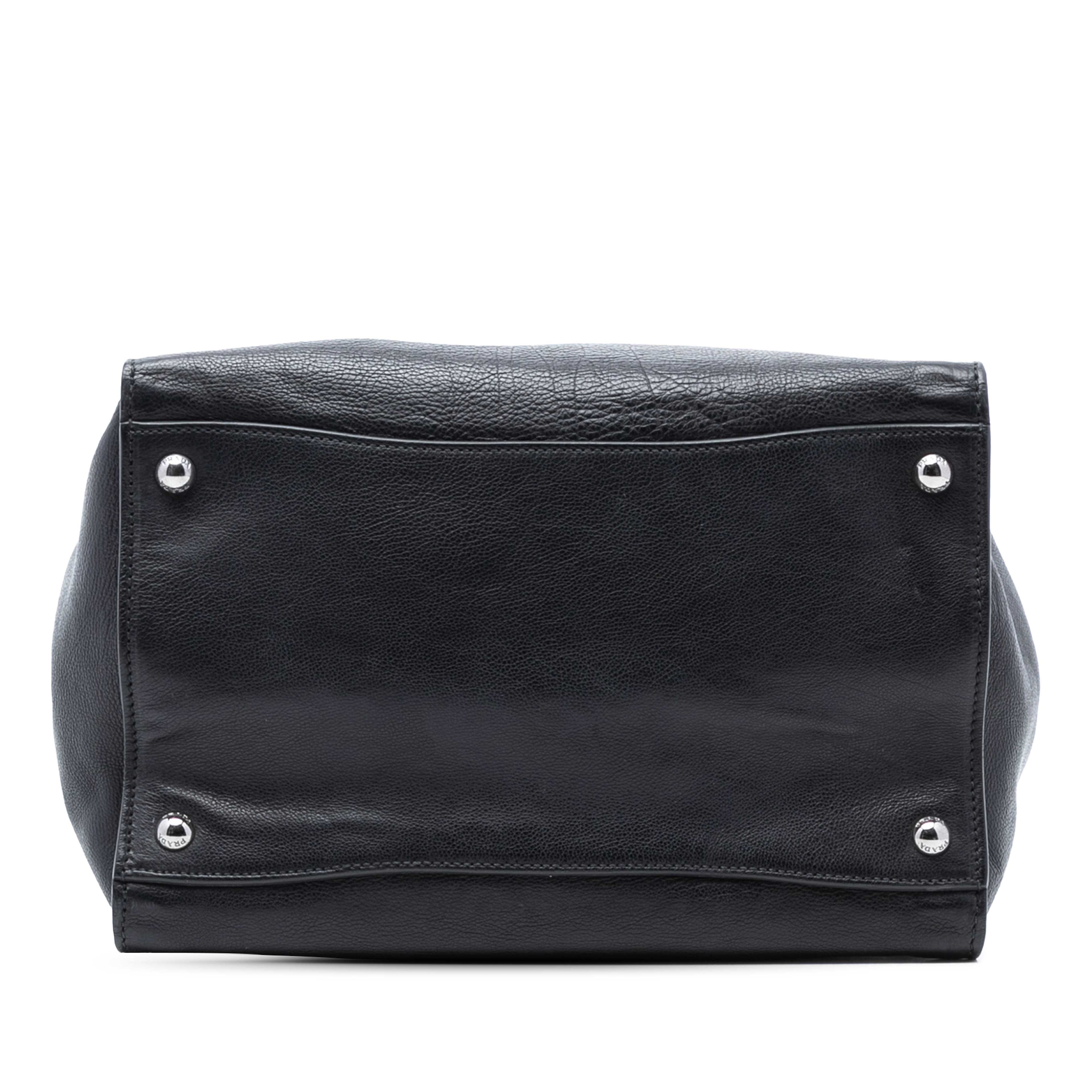 Prada Glace Calf Twin Pocket Satchel, från Luxclusif, i färgen black. Klicka för att öppna bilden i stort format