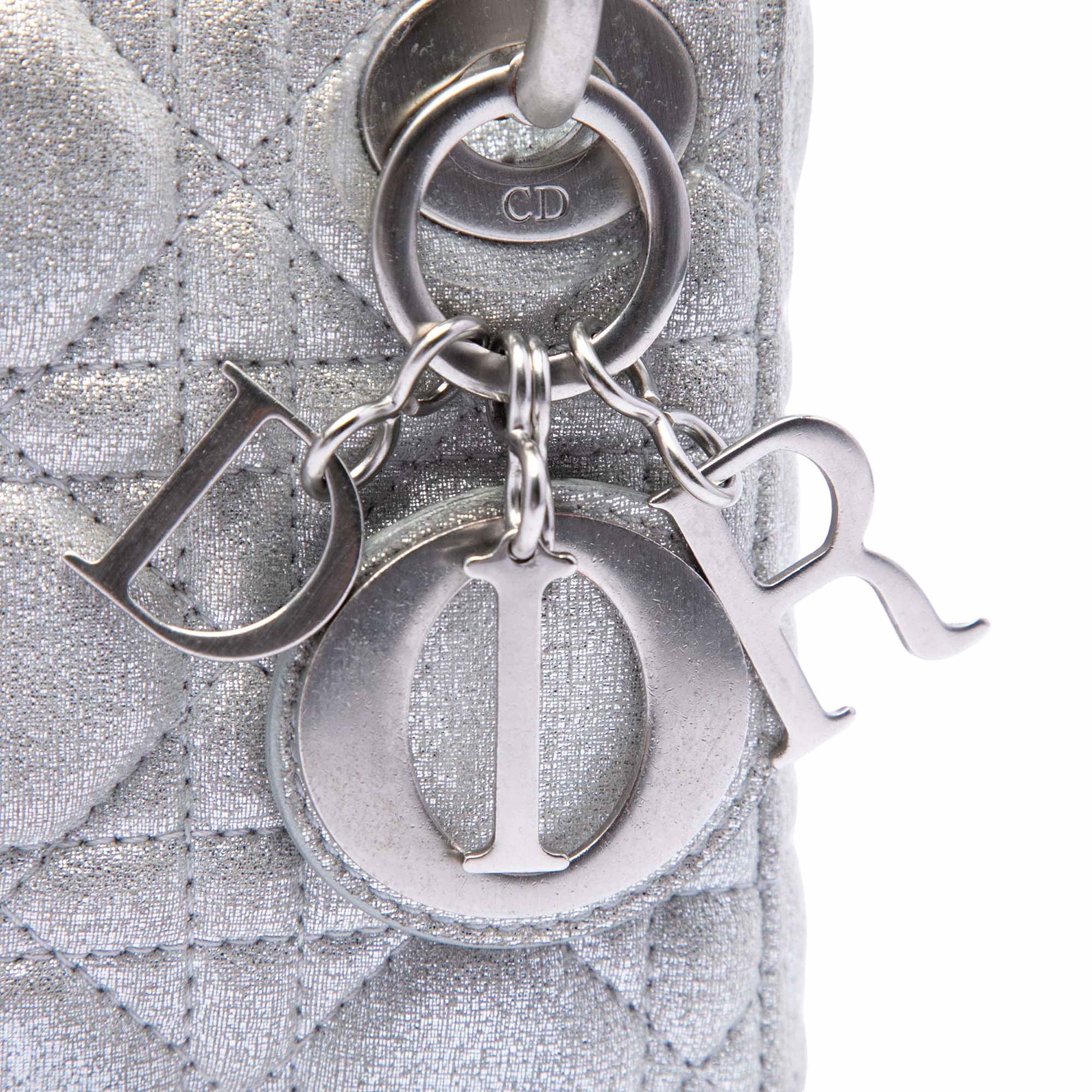 Dior Micro Metallic Calfskin Cannage Lady Dior, från Luxclusif, i färgen silver. Klicka för att öppna bilden i stort format