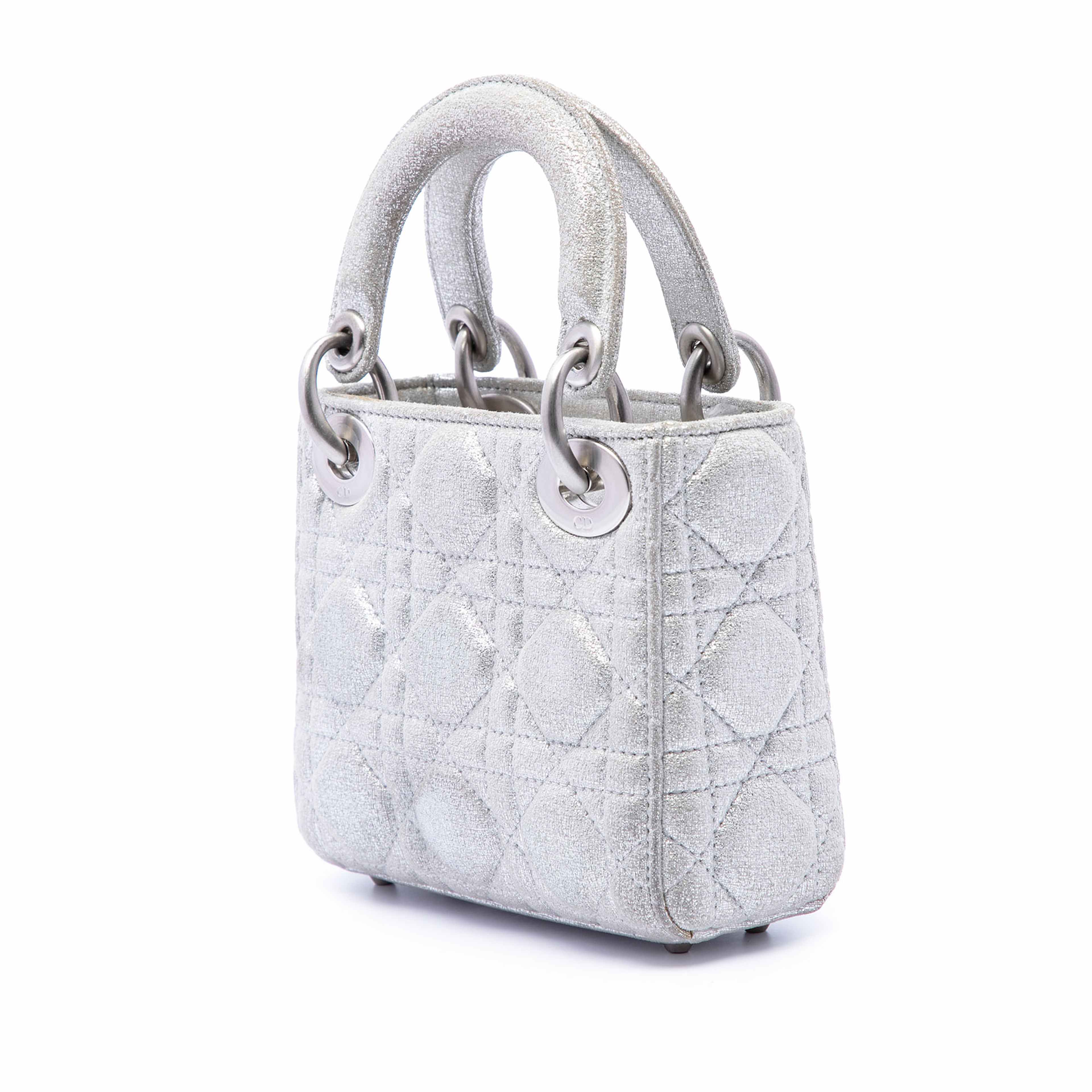 Dior Micro Metallic Calfskin Cannage Lady Dior, från Luxclusif, i färgen silver. Klicka för att öppna bilden i stort format
