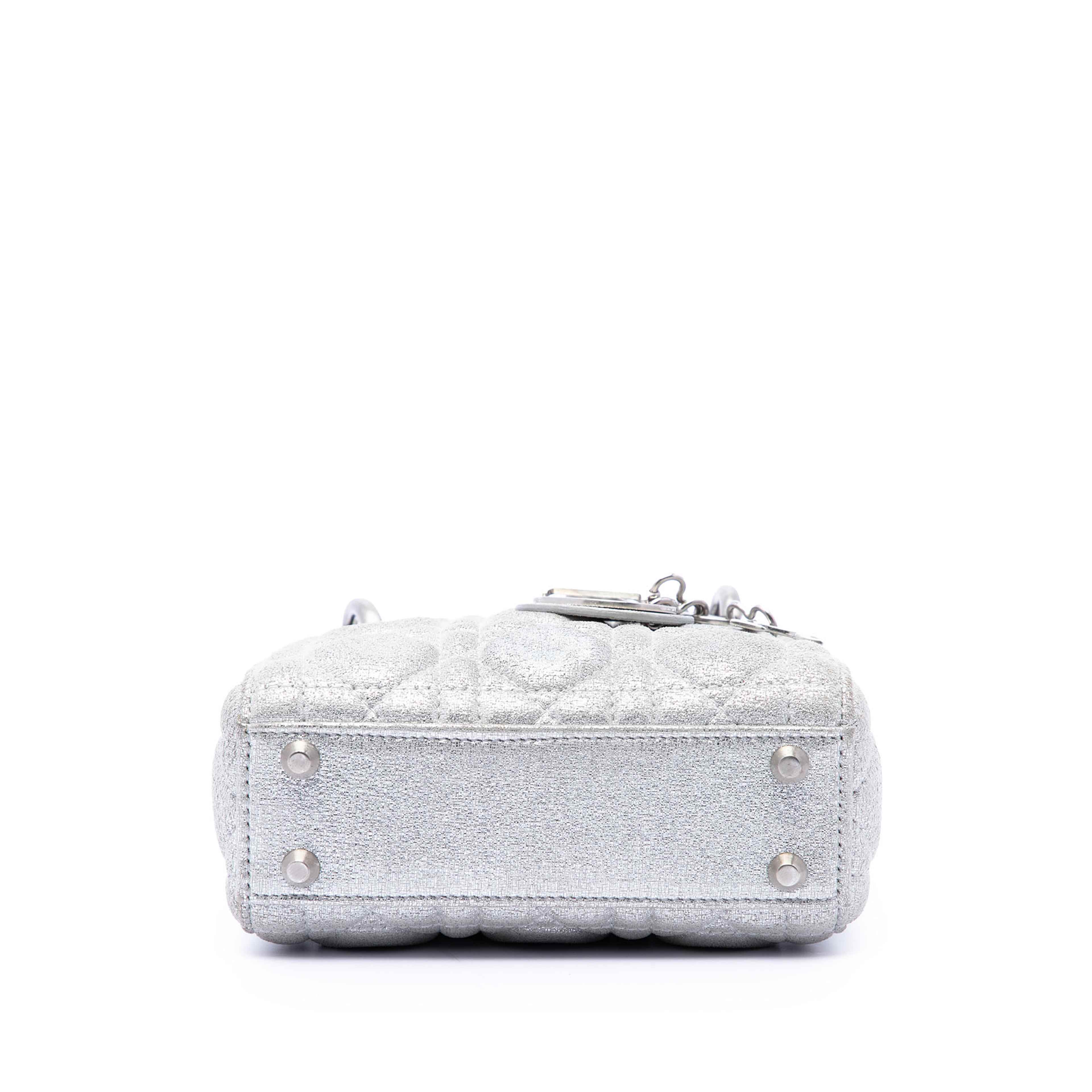 Dior Micro Metallic Calfskin Cannage Lady Dior, från Luxclusif, i färgen silver. Klicka för att öppna bilden i stort format