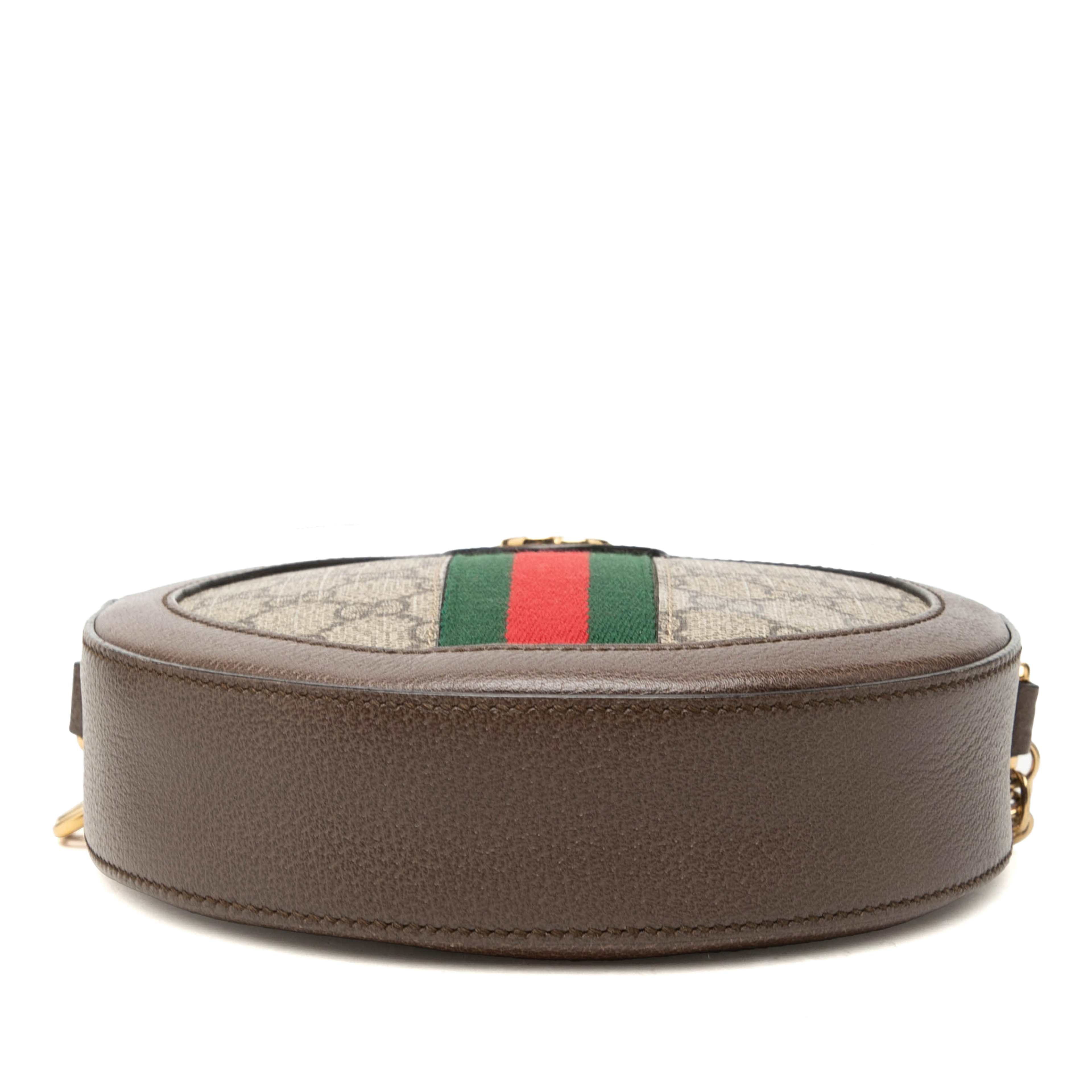 Gucci Mini Gg Supreme Web Ophidia Round Crossbody, från Luxclusif, i färgen beige. Klicka för att öppna bilden i stort format