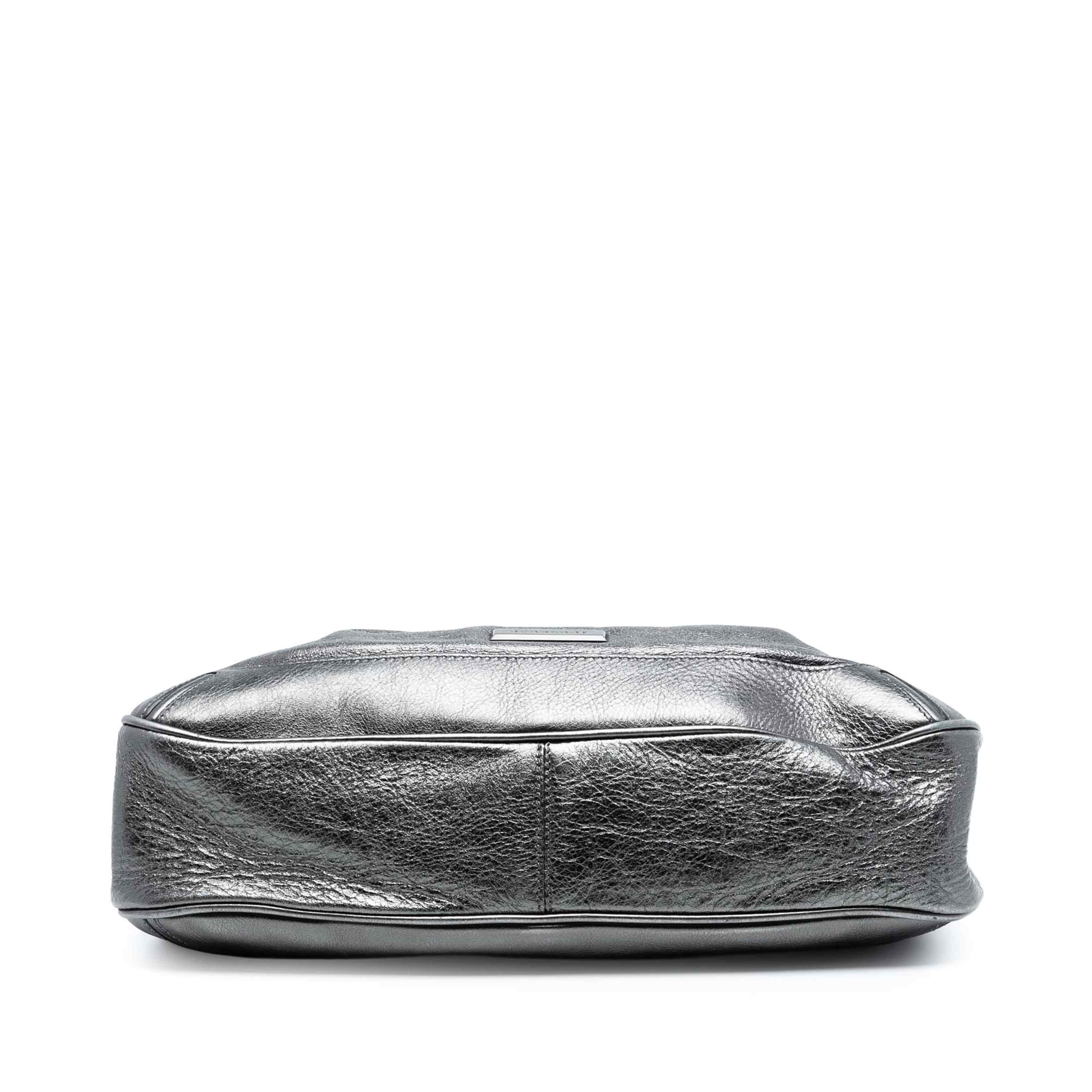 Burberry Metallic Leather Fairby Hobo, från Luxclusif, i färgen dark gray. Klicka för att öppna bilden i stort format