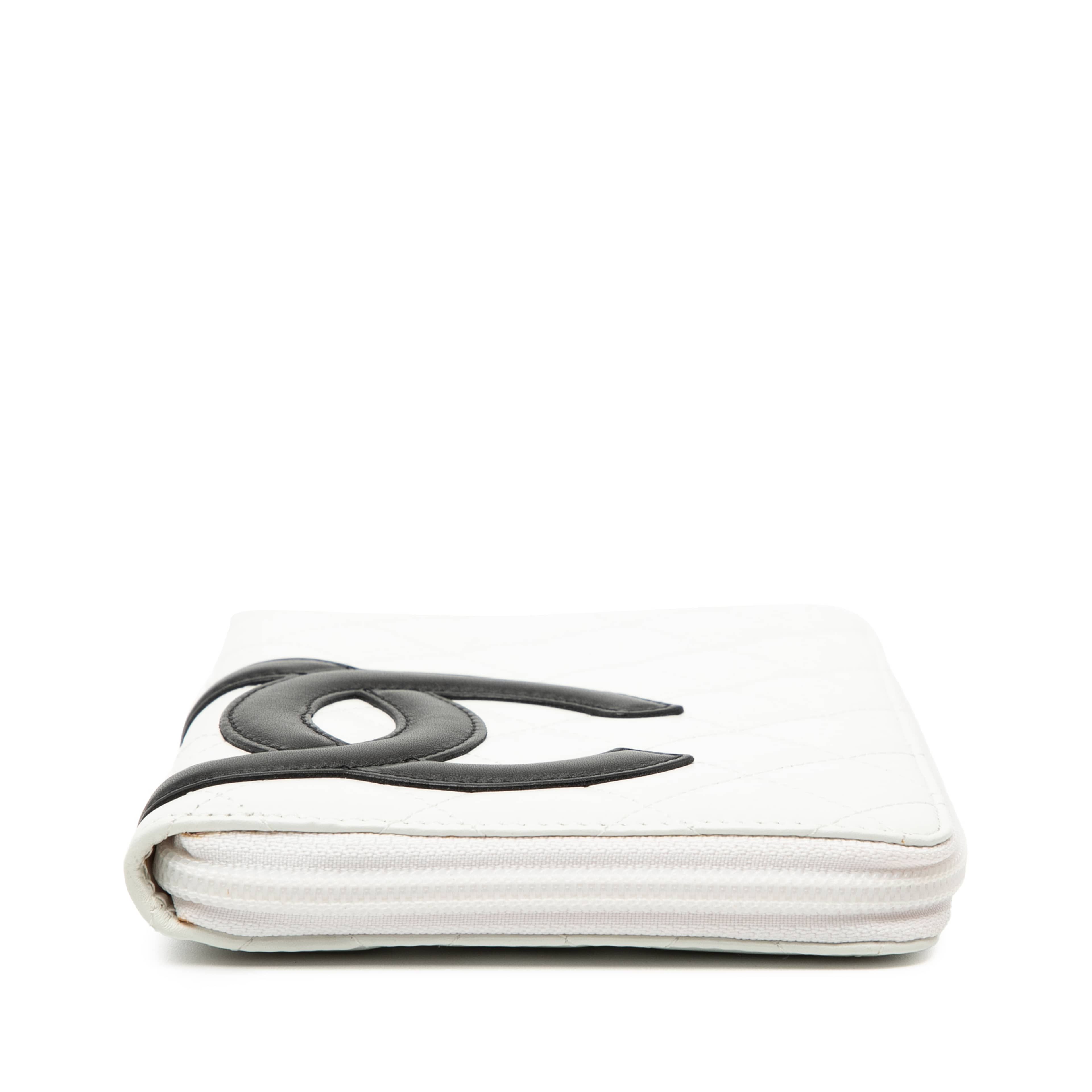 Chanel Cc Quilted Lambskin Cambon Ligne Zippy Organizer Wallet, från Luxclusif, i färgen white. Klicka för att öppna bilden i stort format