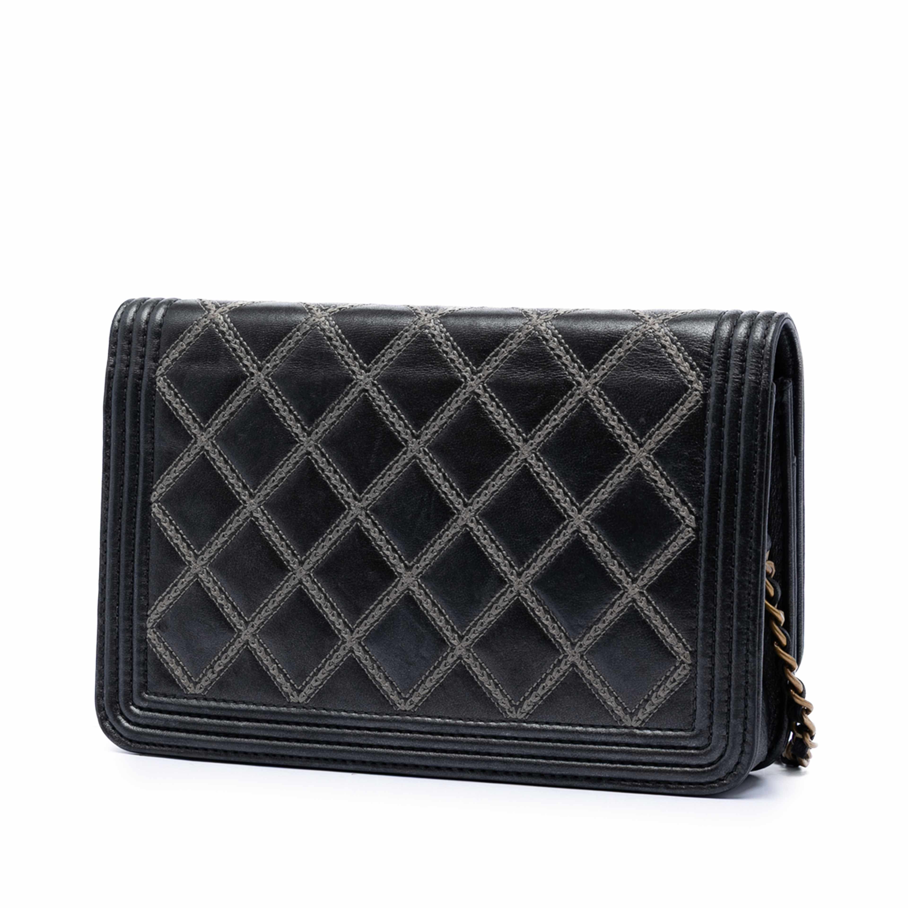 Chanel Quilted Lambskin Double Stitch Boy Wallet On Chain, från Luxclusif, i färgen svart. Klicka för att öppna bilden i stort format