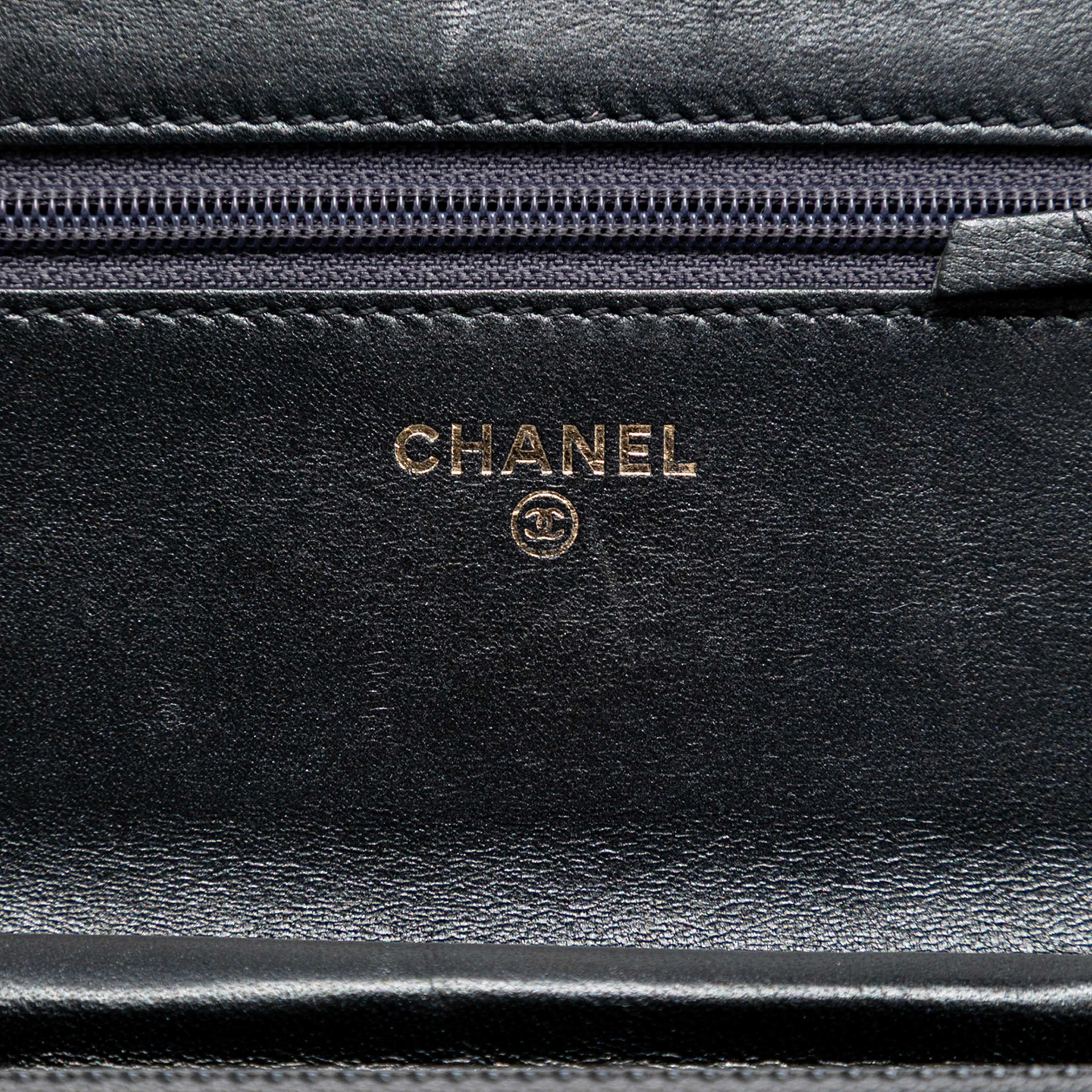 Chanel Quilted Lambskin Double Stitch Boy Wallet On Chain, från Luxclusif, i färgen black. Klicka för att öppna bilden i stort format
