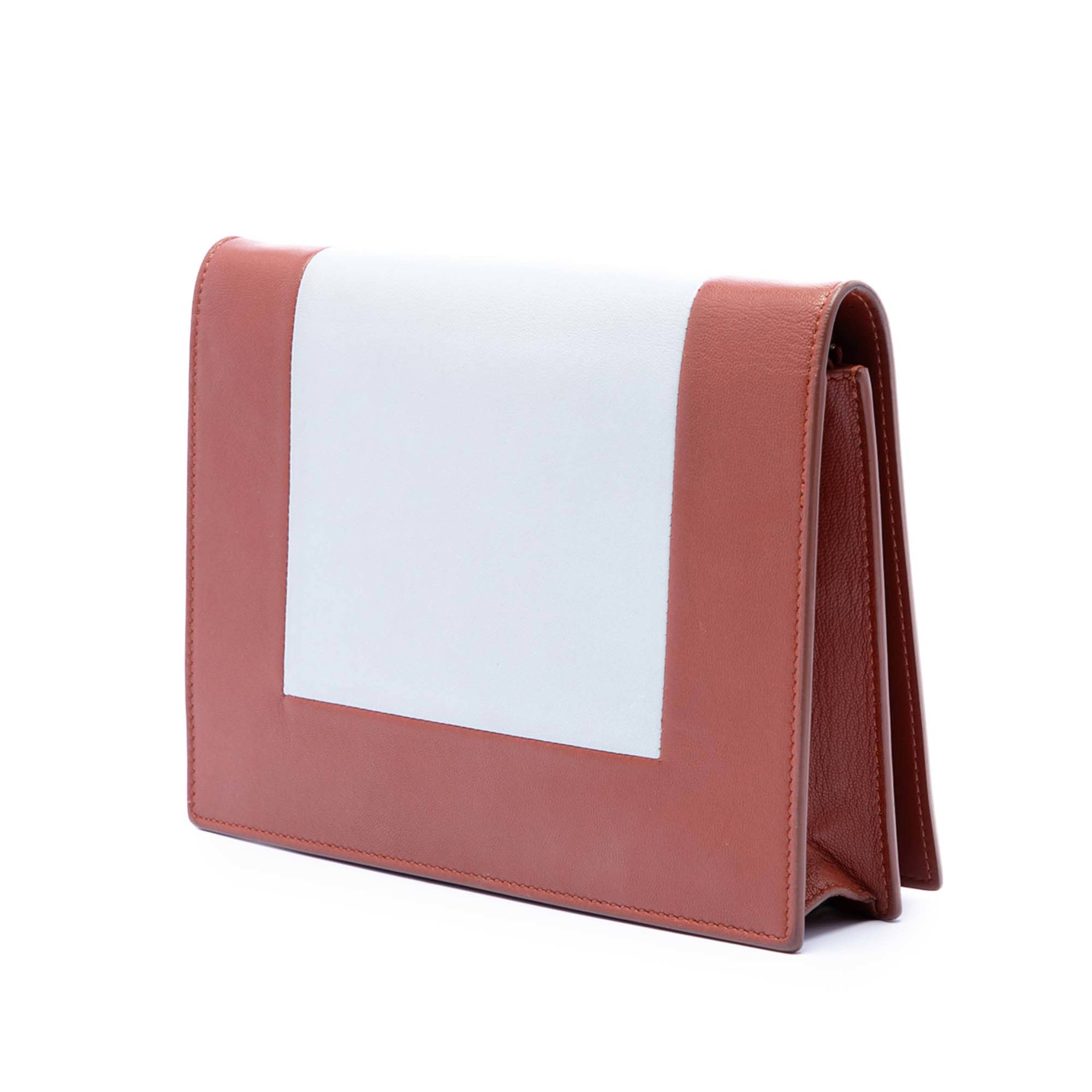 Celine Leather Frame Wallet On Chain, från Luxclusif, i färgen brun. Klicka för att öppna bilden i stort format
