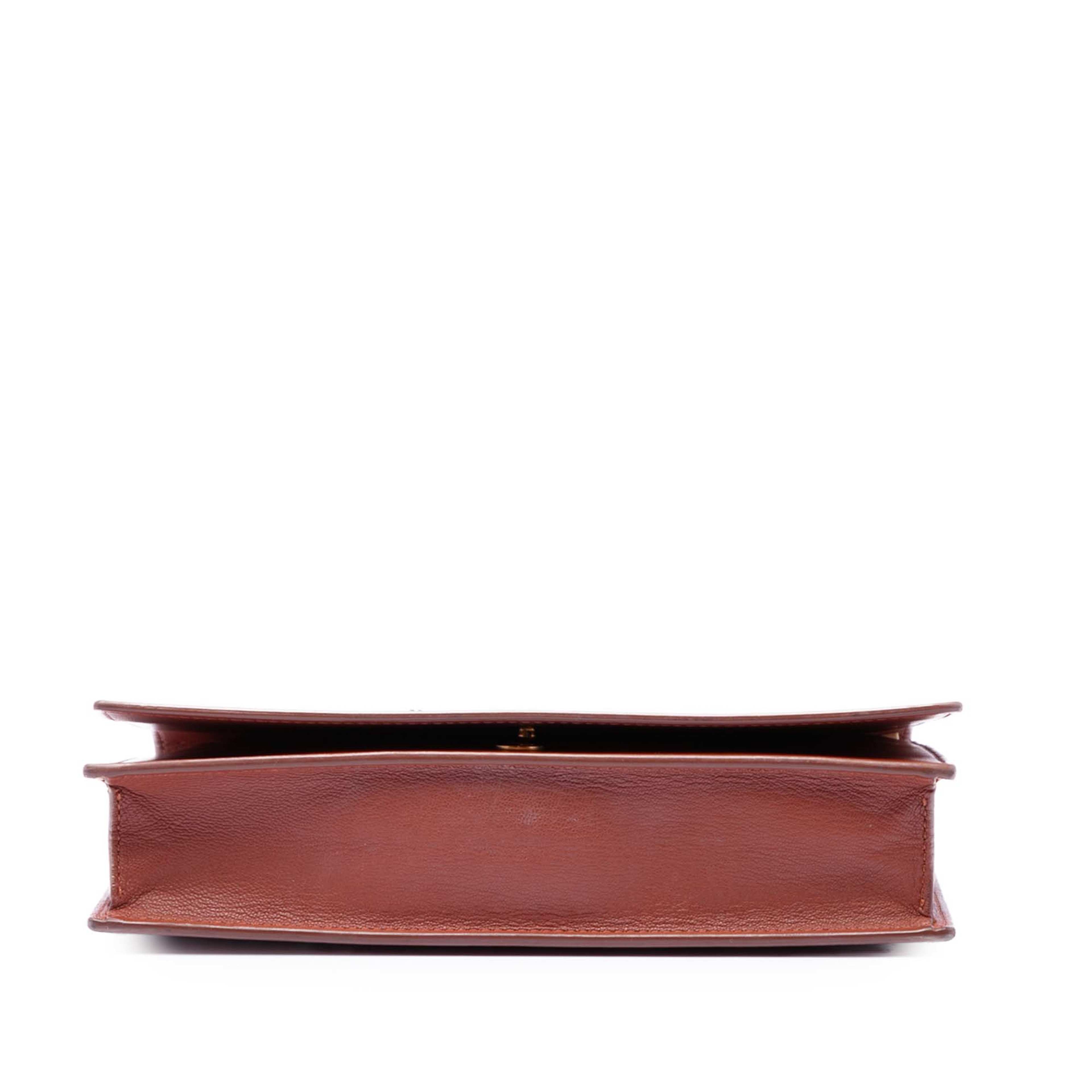 Celine Leather Frame Wallet On Chain, från Luxclusif, i färgen brown. Klicka för att öppna bilden i stort format