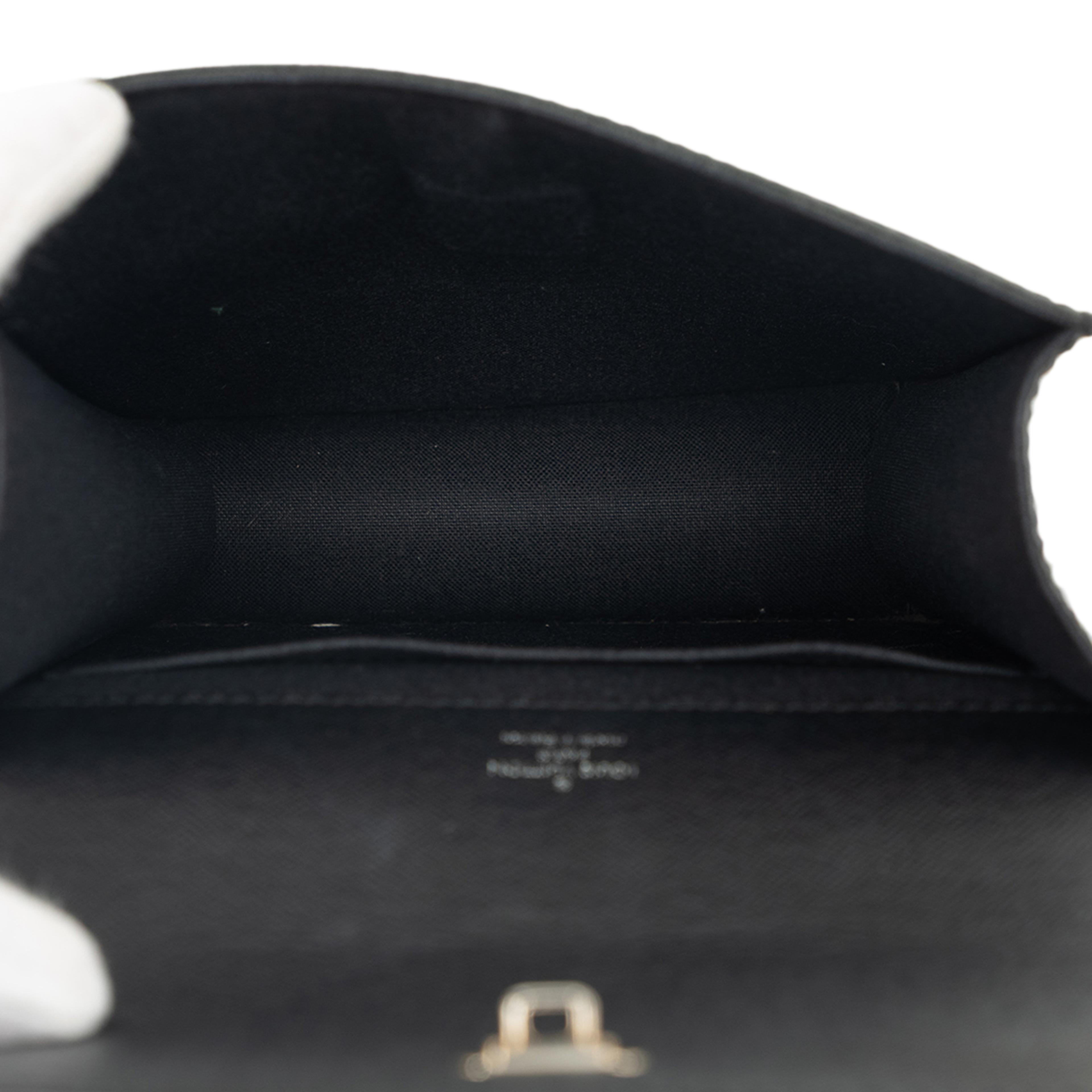 Louis Vuitton Taiga Pochette Kurgan, från Luxclusif, i färgen svart. Klicka för att öppna bilden i stort format
