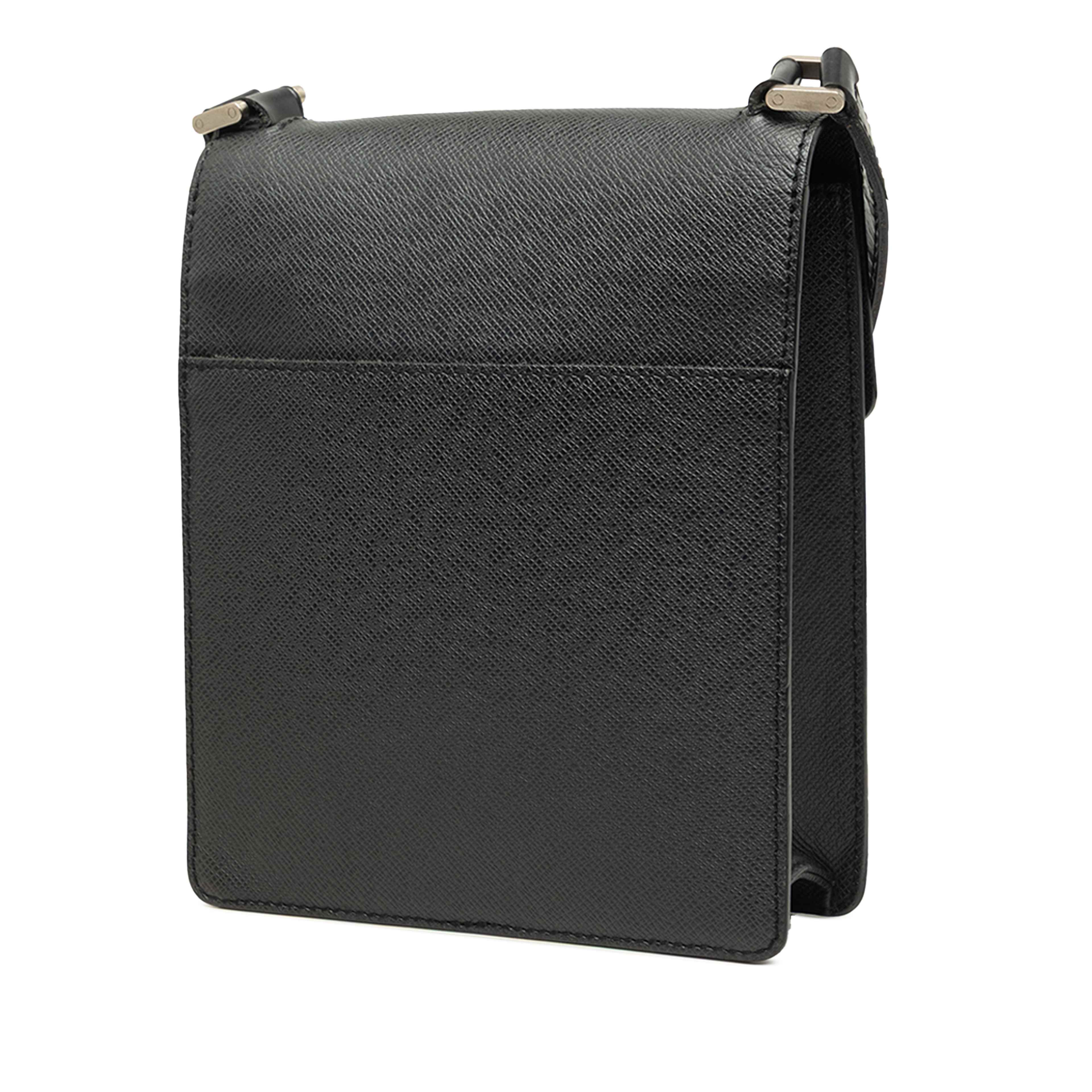 Louis Vuitton Taiga Pochette Kurgan, från Luxclusif, i färgen svart. Klicka för att öppna bilden i stort format