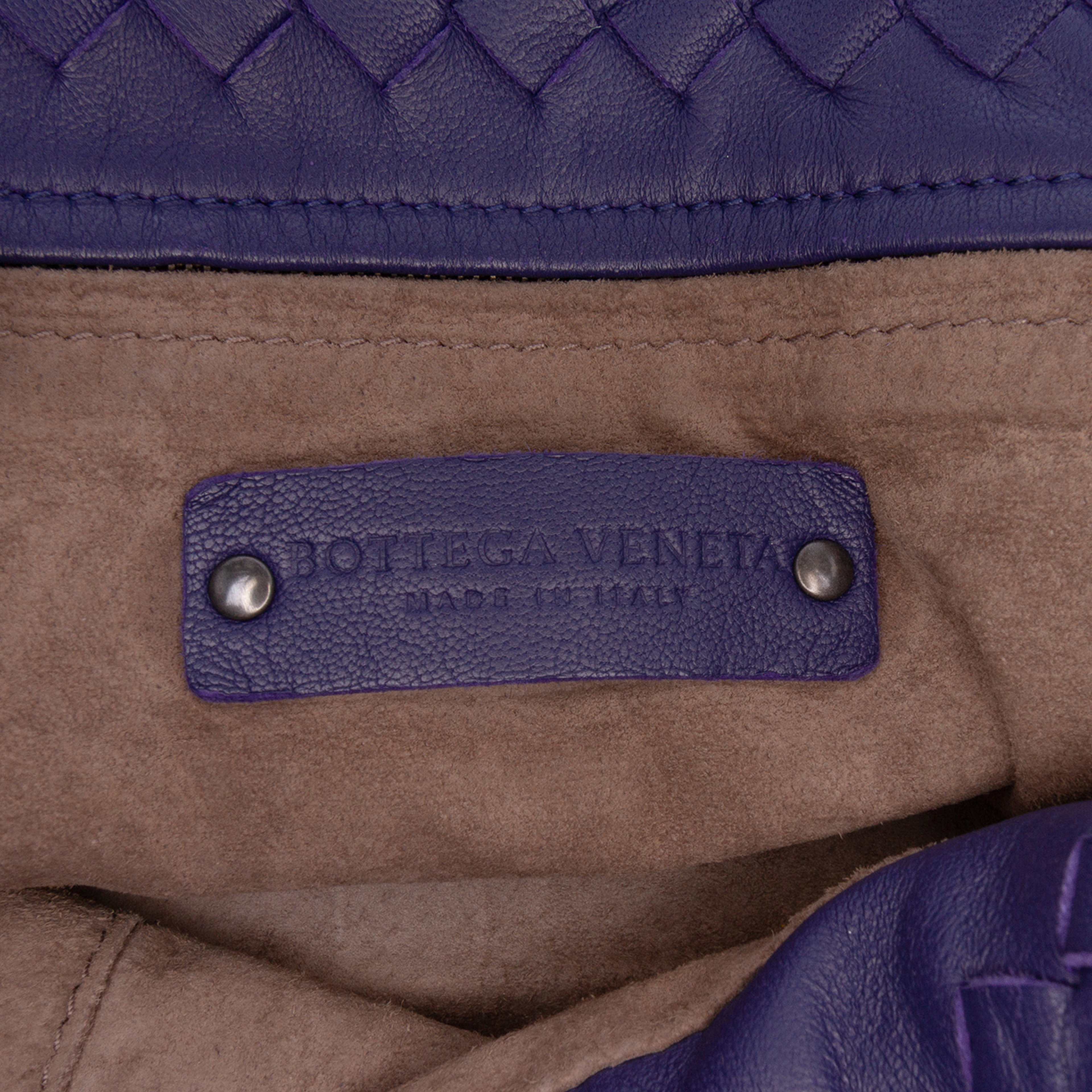 Bottega Veneta Medium Nappa Intrecciato Garda Tote, från Luxclusif, i färgen midnight blue. Klicka för att öppna bilden i stort format