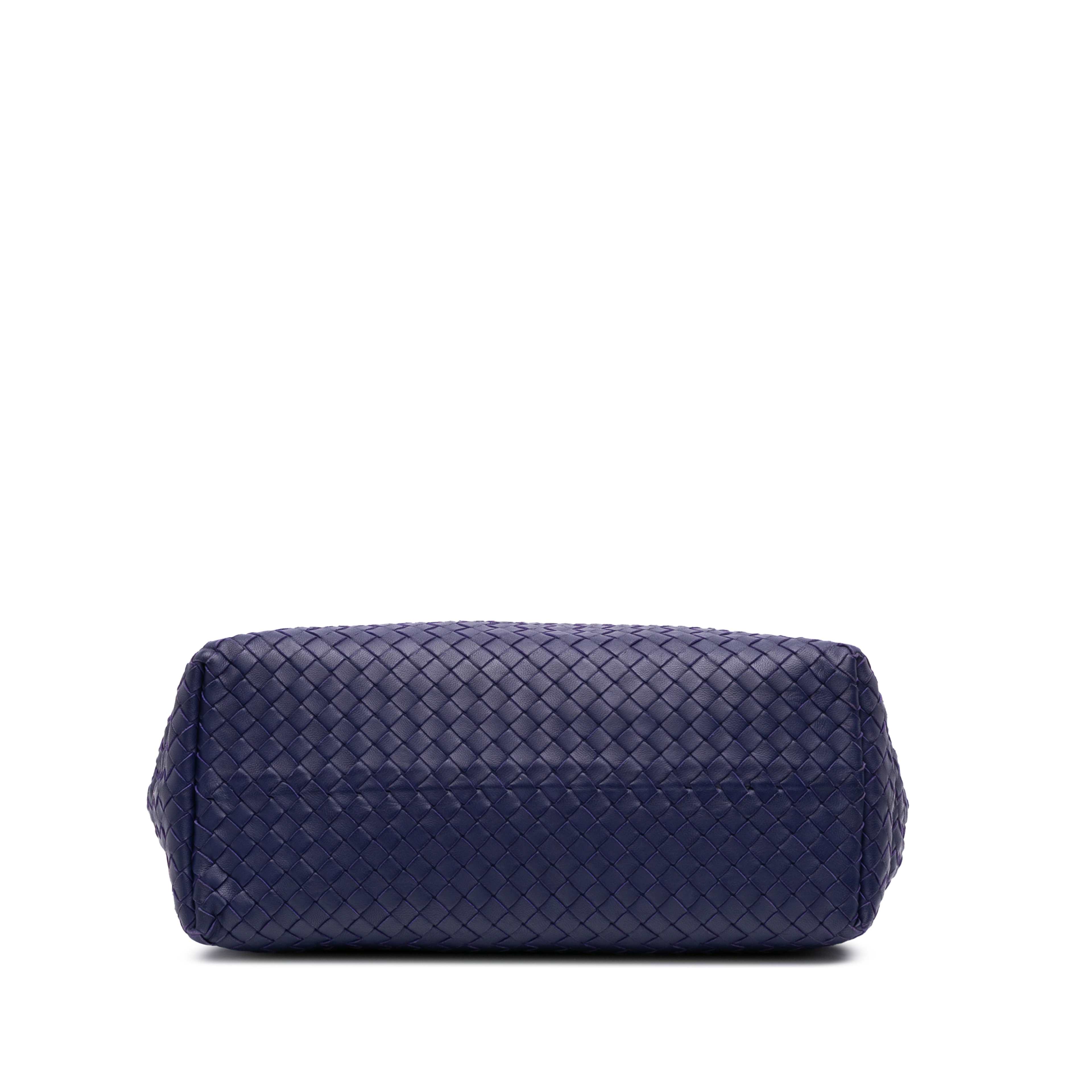 Bottega Veneta Medium Nappa Intrecciato Garda Tote, från Luxclusif, i färgen blå. Klicka för att öppna bilden i stort format