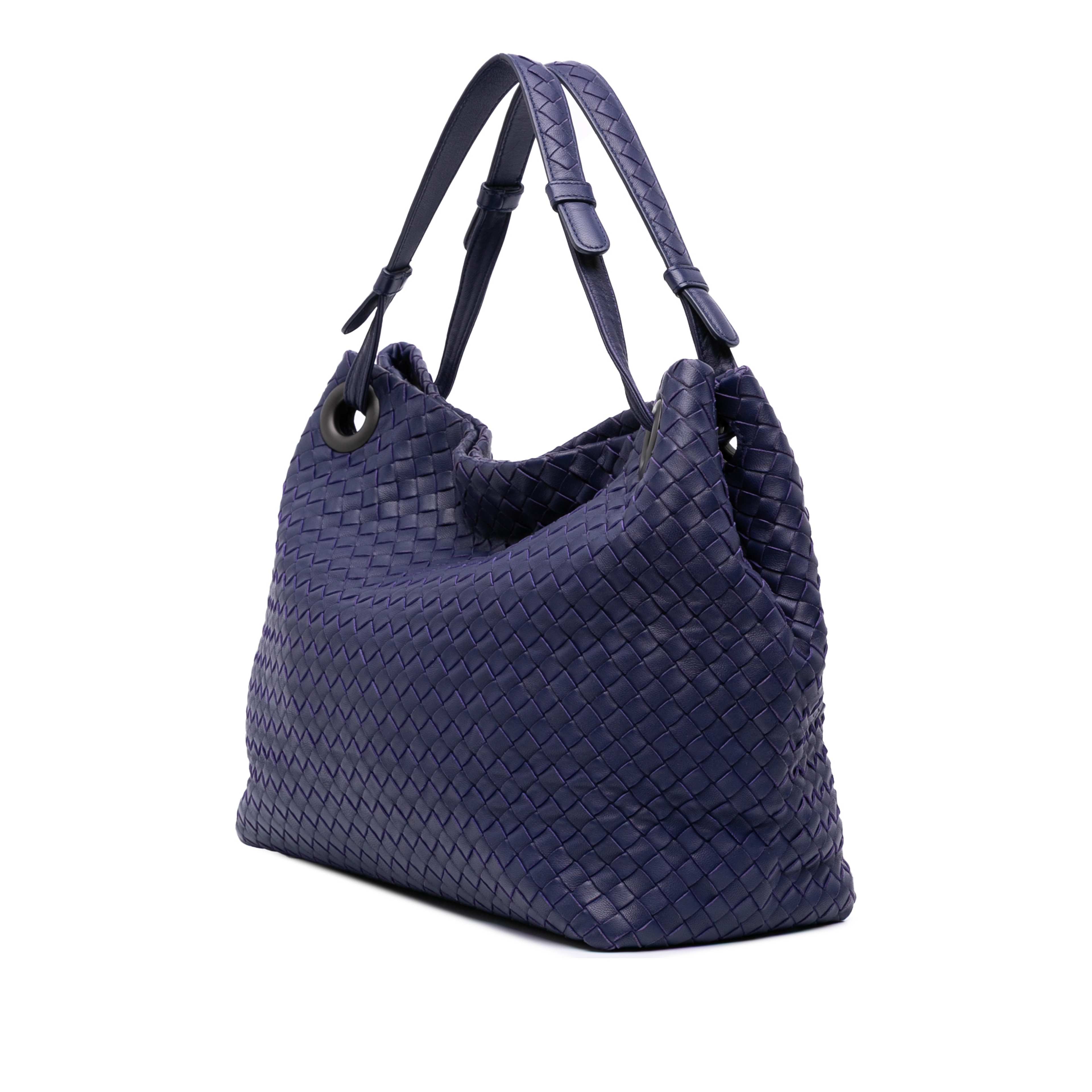 Bottega Veneta Medium Nappa Intrecciato Garda Tote, från Luxclusif, i färgen blå. Klicka för att öppna bilden i stort format