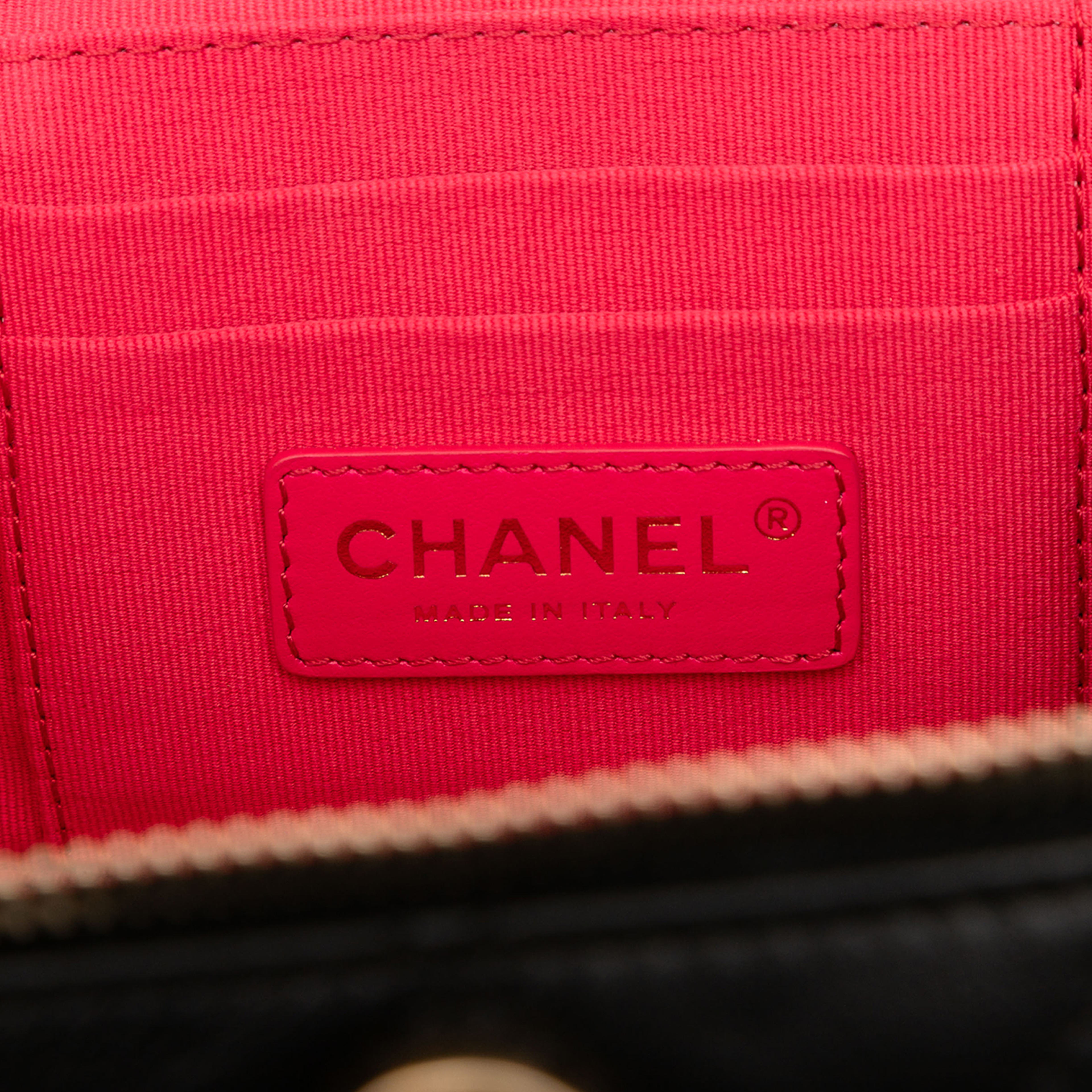 Chanel Cc Quilted Calfskin Chain Top Handle Vanity Case On Strap, från Luxclusif, i färgen black. Klicka för att öppna bilden i stort format