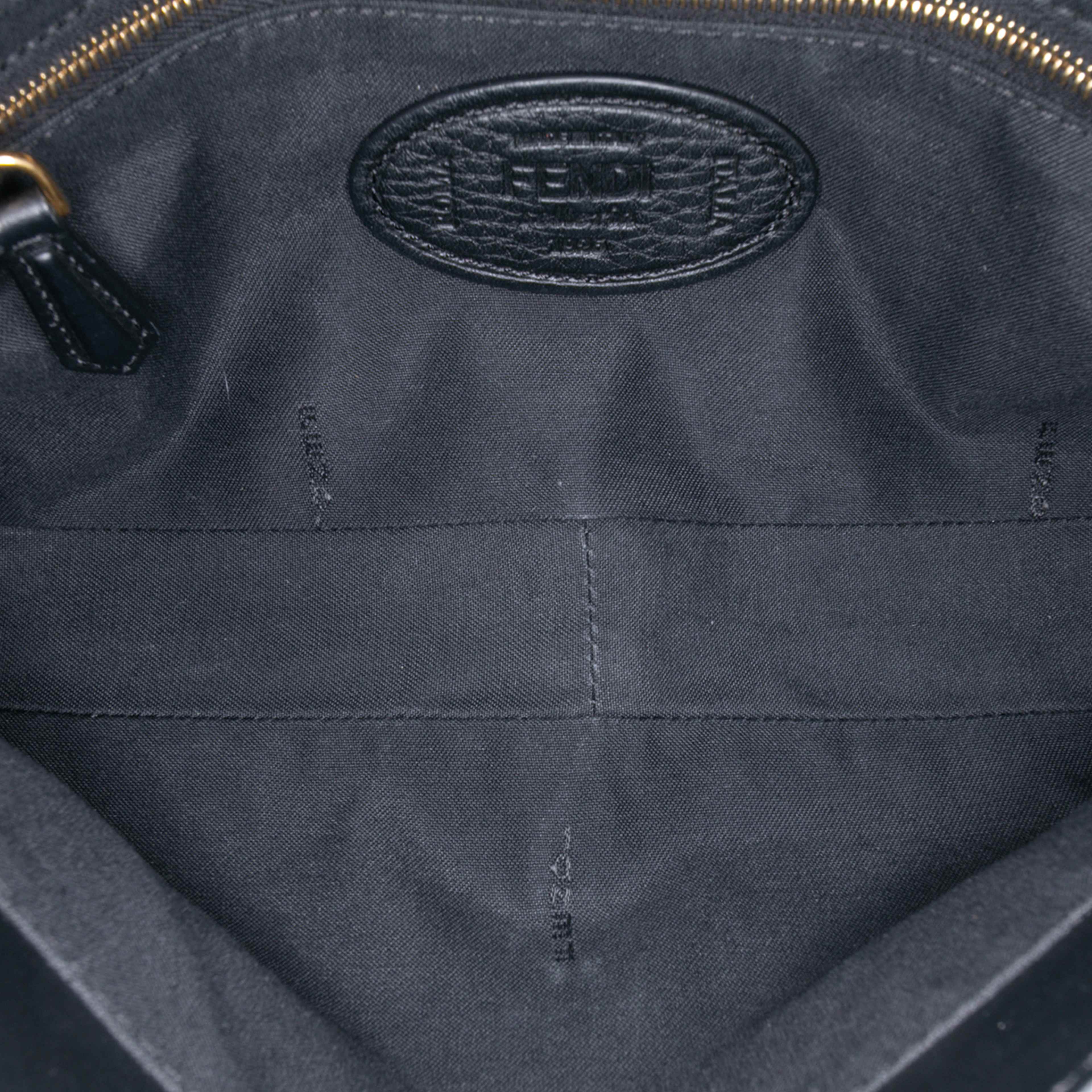Fendi Leather Selleria Convertible Baguette Satchel, från Luxclusif, i färgen black. Klicka för att öppna bilden i stort format