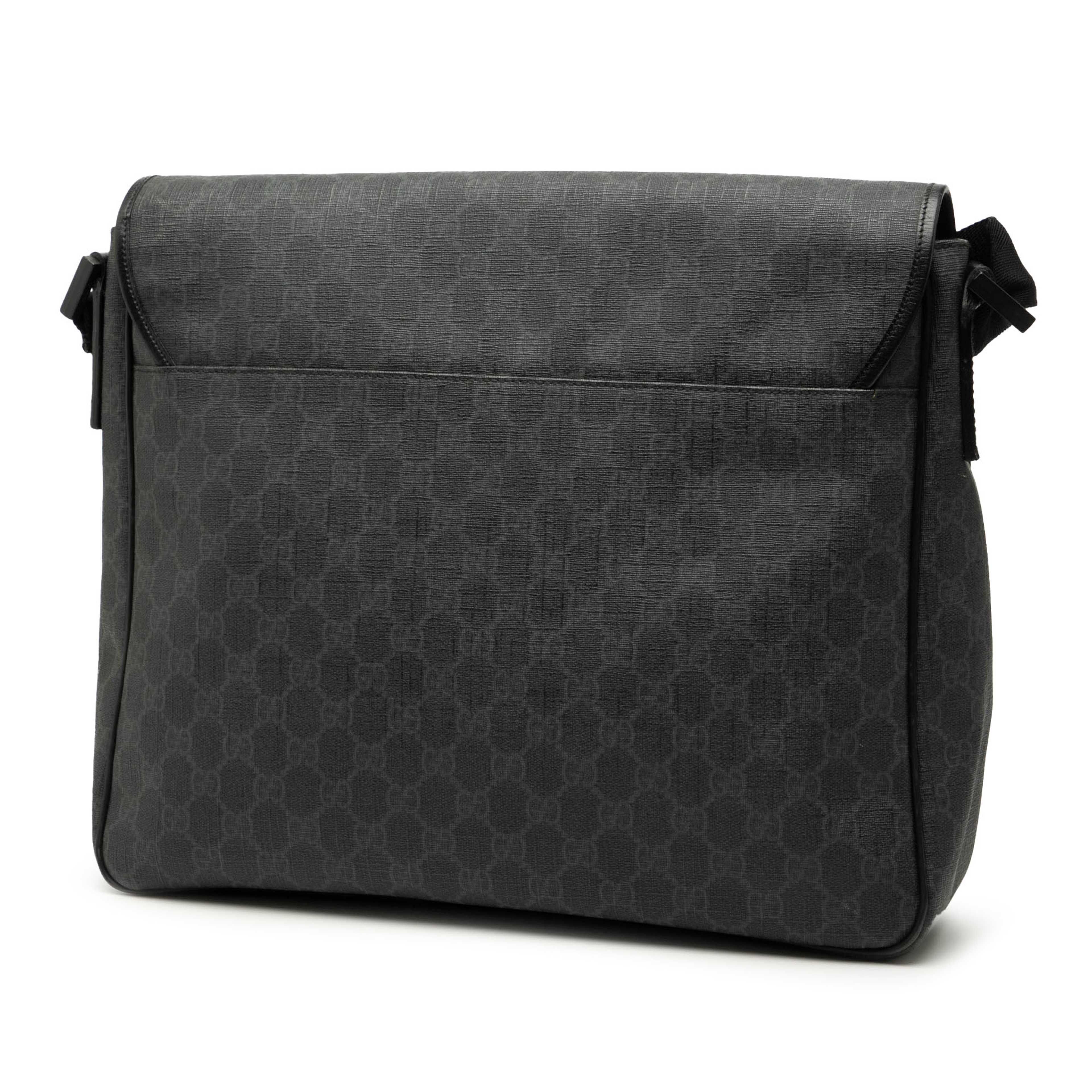 Gucci Gg Supreme Flap Messenger Bag, från Luxclusif, i färgen black. Klicka för att öppna bilden i stort format