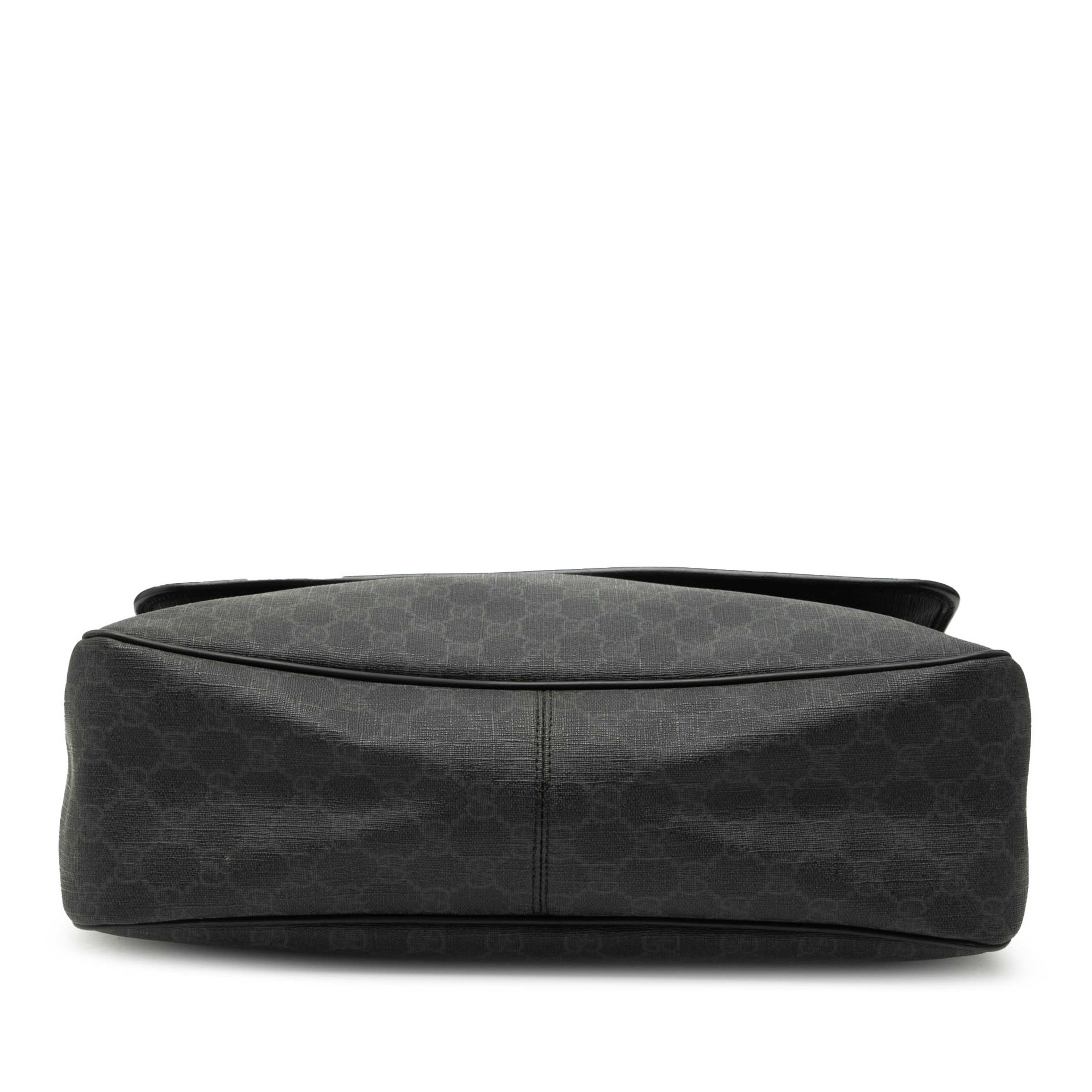 Gucci Gg Supreme Flap Messenger Bag, från Luxclusif, i färgen black. Klicka för att öppna bilden i stort format