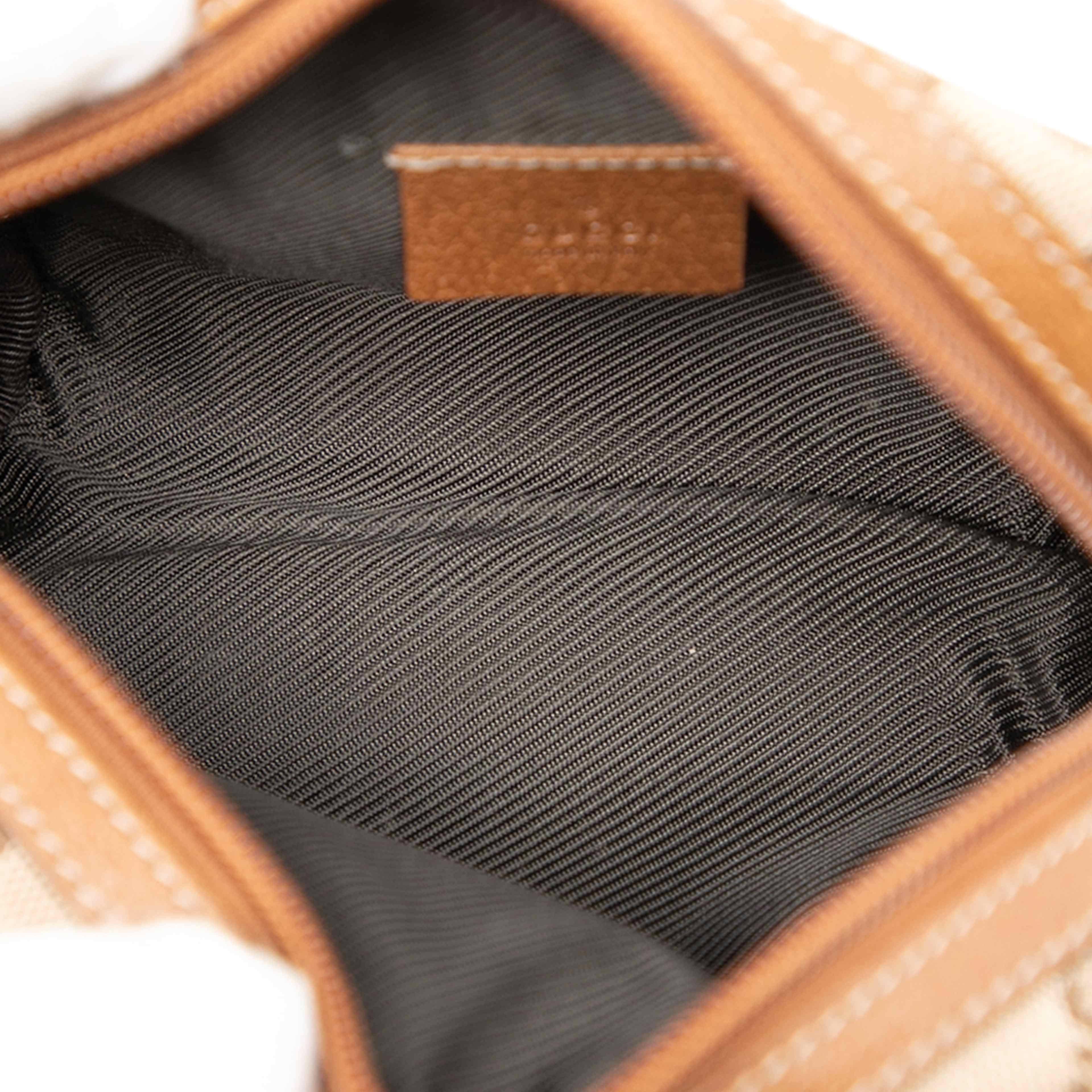 Gucci Gg Canvas Pouch, från Luxclusif, i färgen beige. Klicka för att öppna bilden i stort format