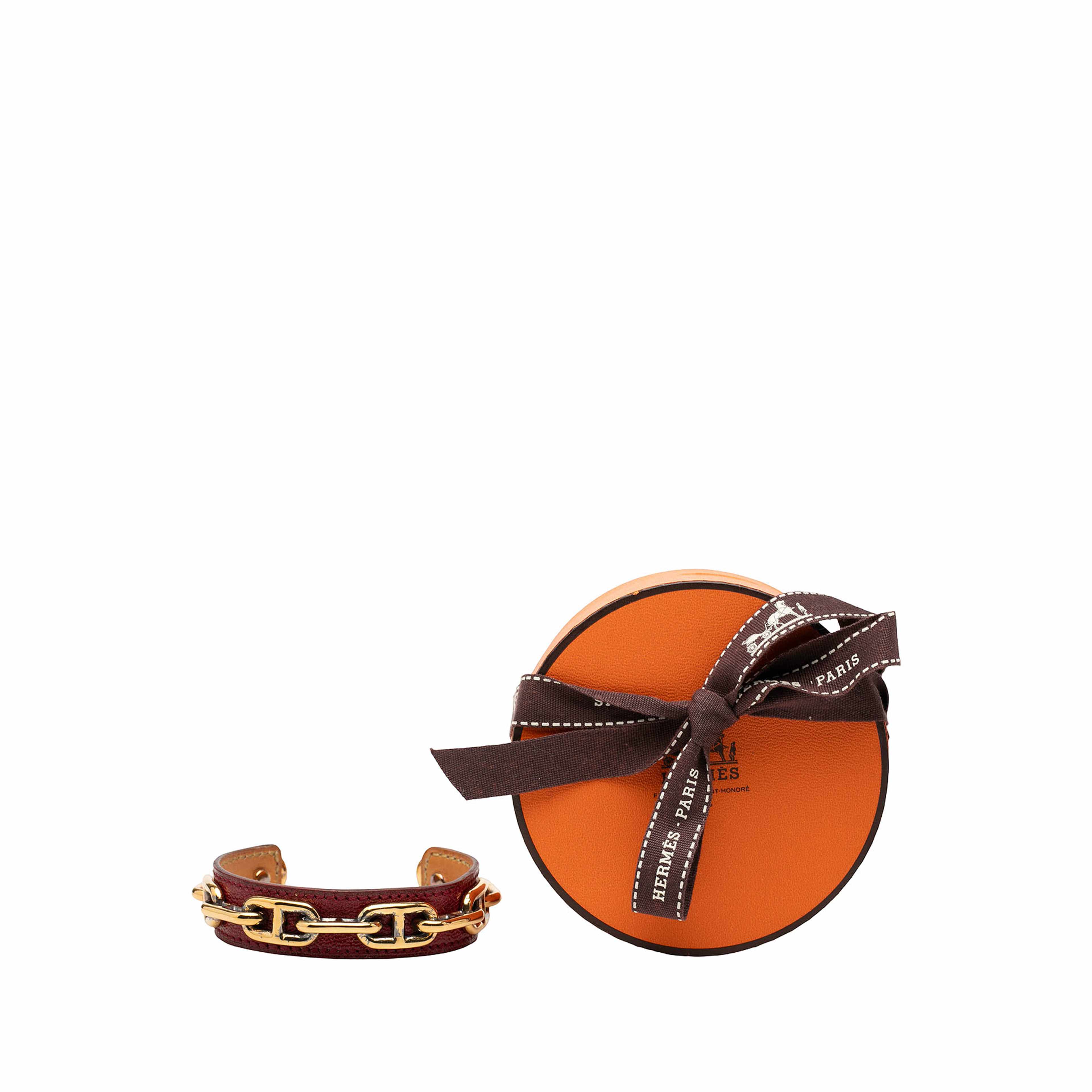 Hermès Leather And Gold Plated Chaine D Ancre Cuff Bracelet, från Luxclusif, i färgen röd. Klicka för att öppna bilden i stort format