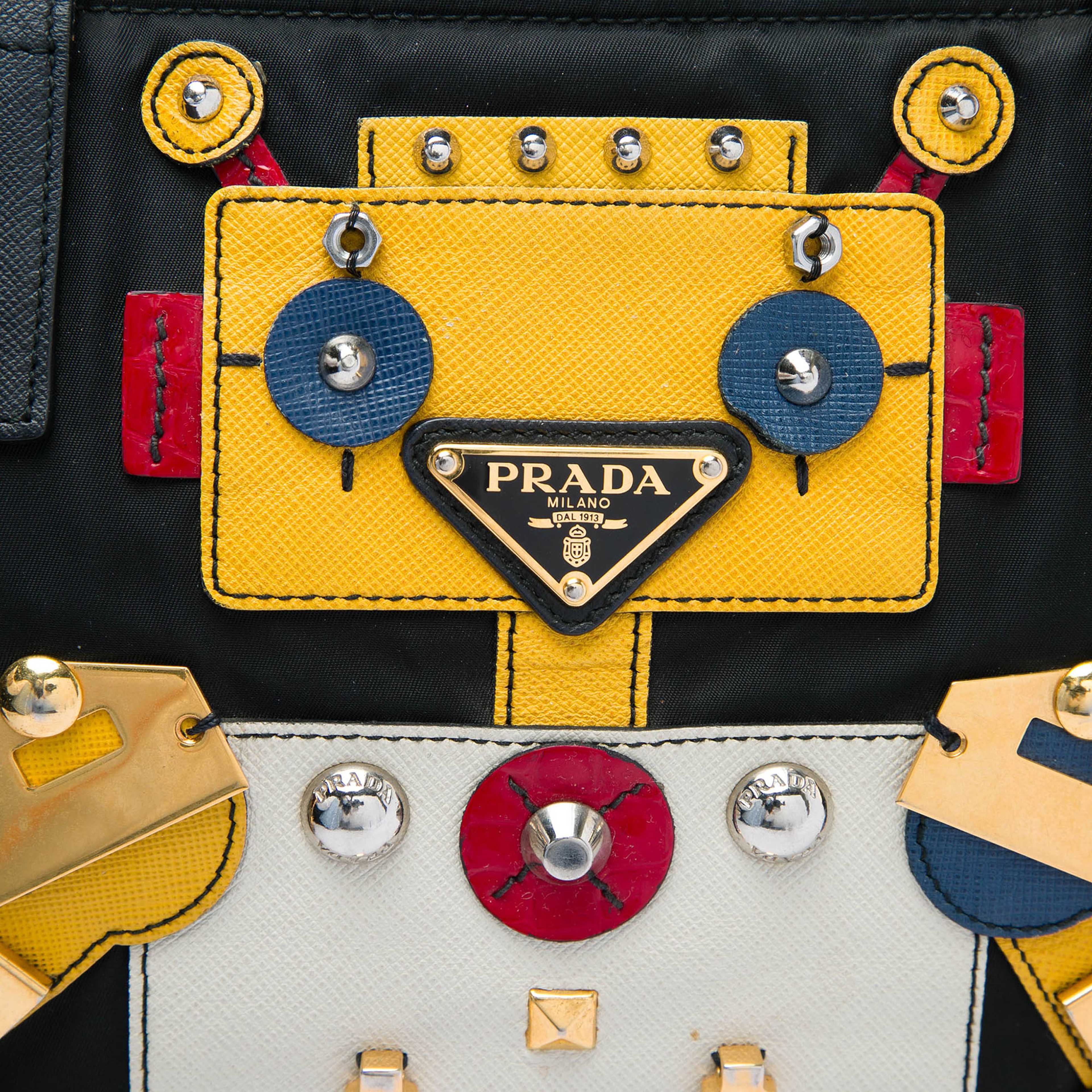 Prada Saffiano Trimmed Tessuto Robot Tote, från Luxclusif, i färgen svart. Klicka för att öppna bilden i stort format