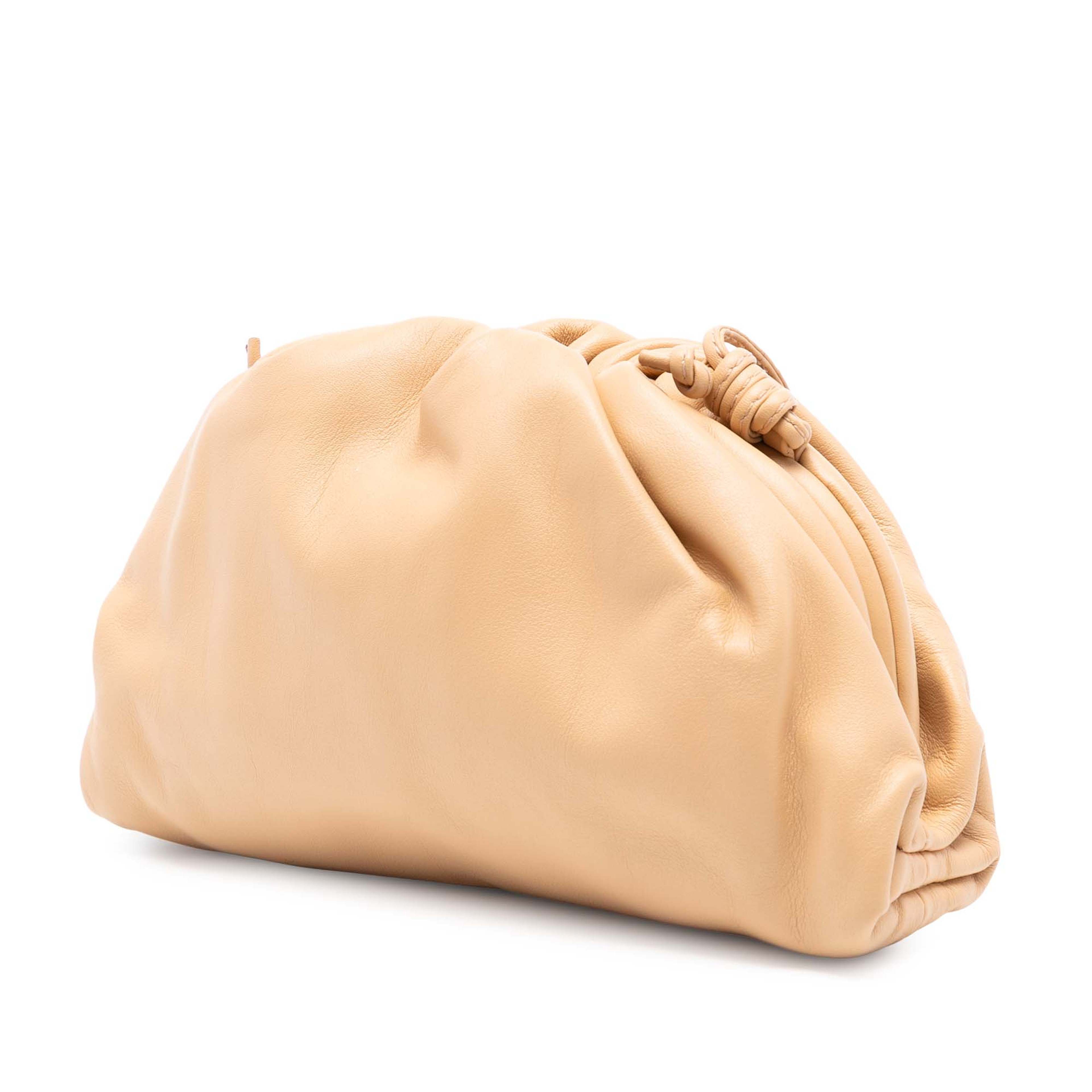 Bottega Veneta Lambskin The Mini Pouch Crossbody, från Luxclusif, i färgen beige. Klicka för att öppna bilden i stort format