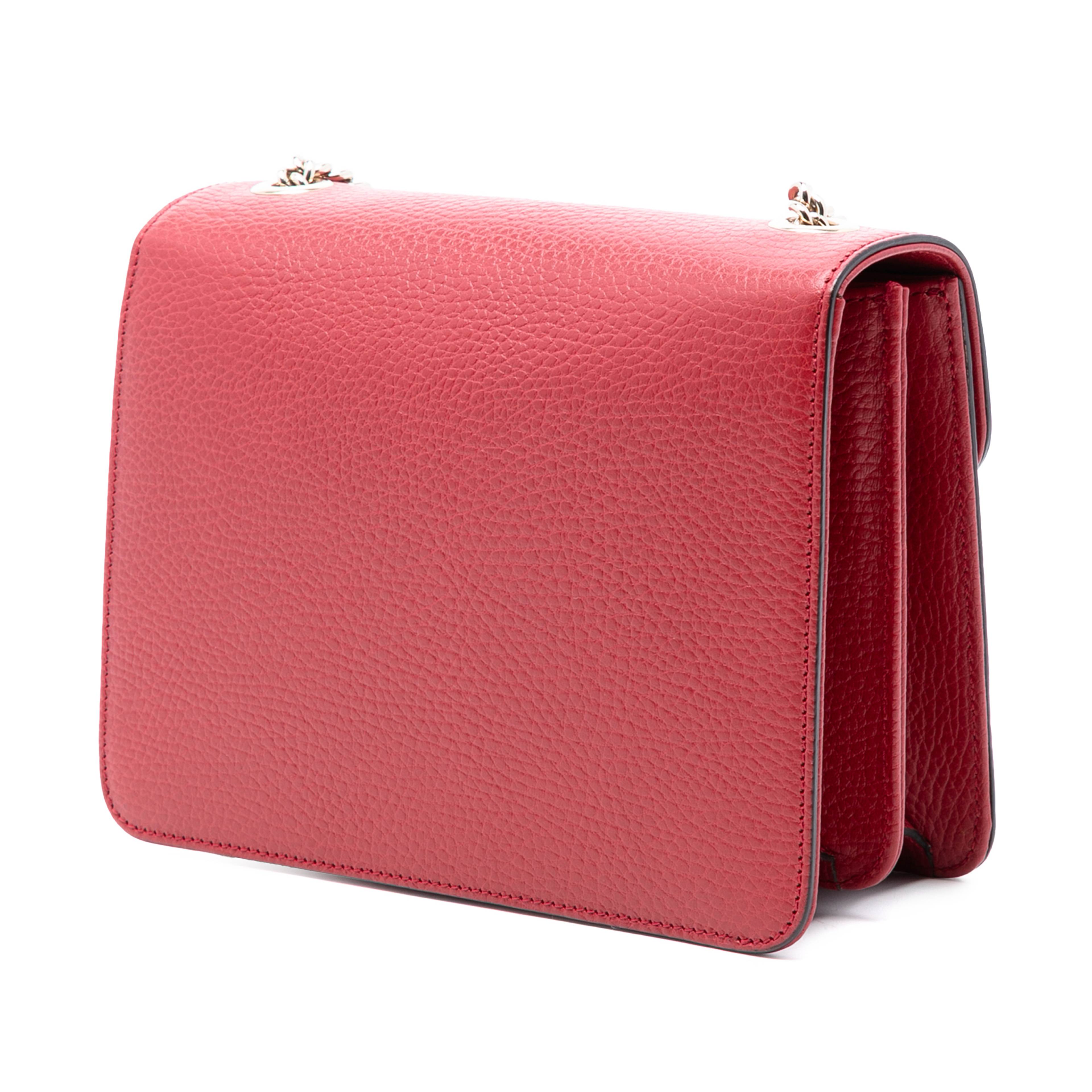 Gucci Small Dollar Calfskin Interlocking G Crossbody, från Luxclusif, i färgen red. Klicka för att öppna bilden i stort format