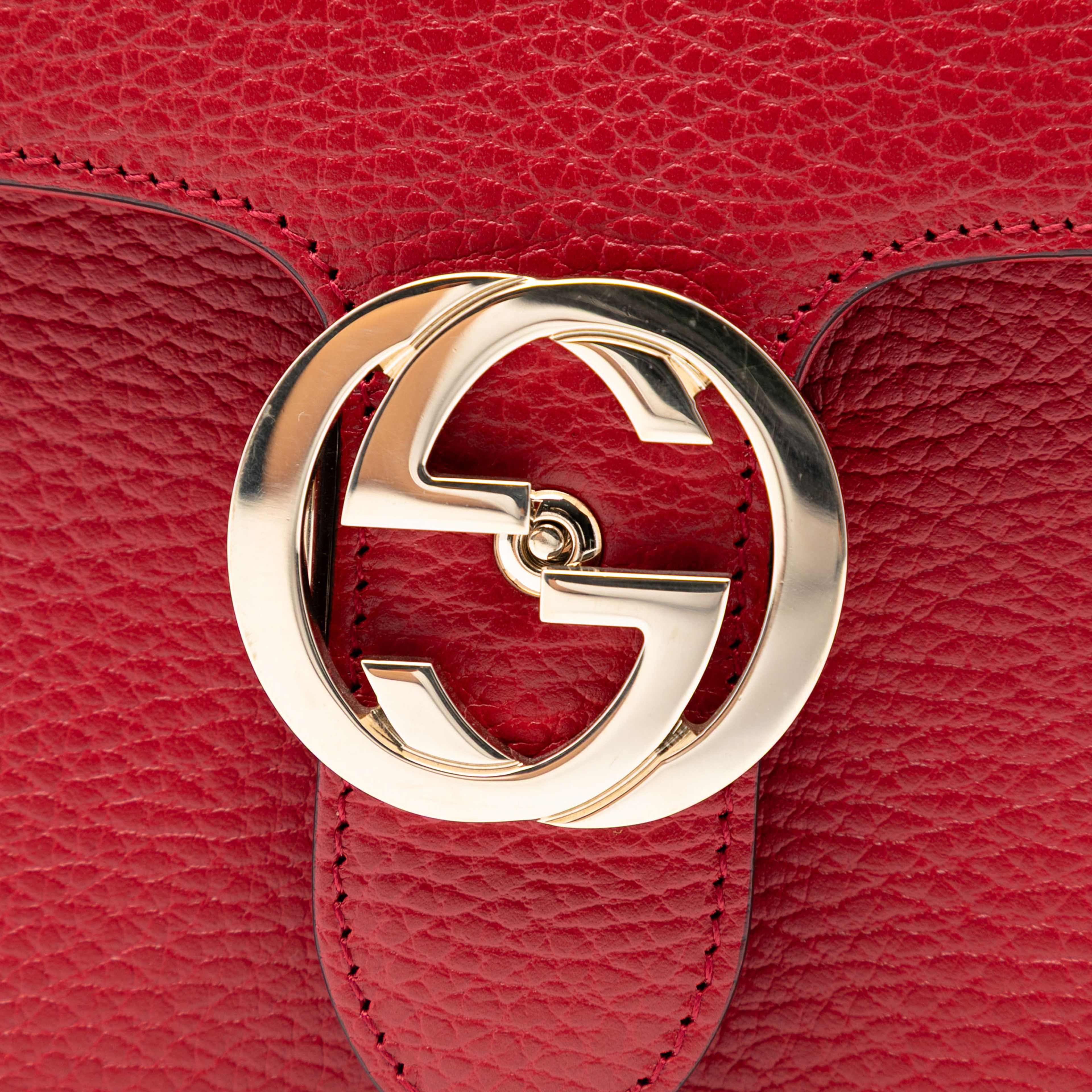 Gucci Small Dollar Calfskin Interlocking G Crossbody, från Luxclusif, i färgen red. Klicka för att öppna bilden i stort format