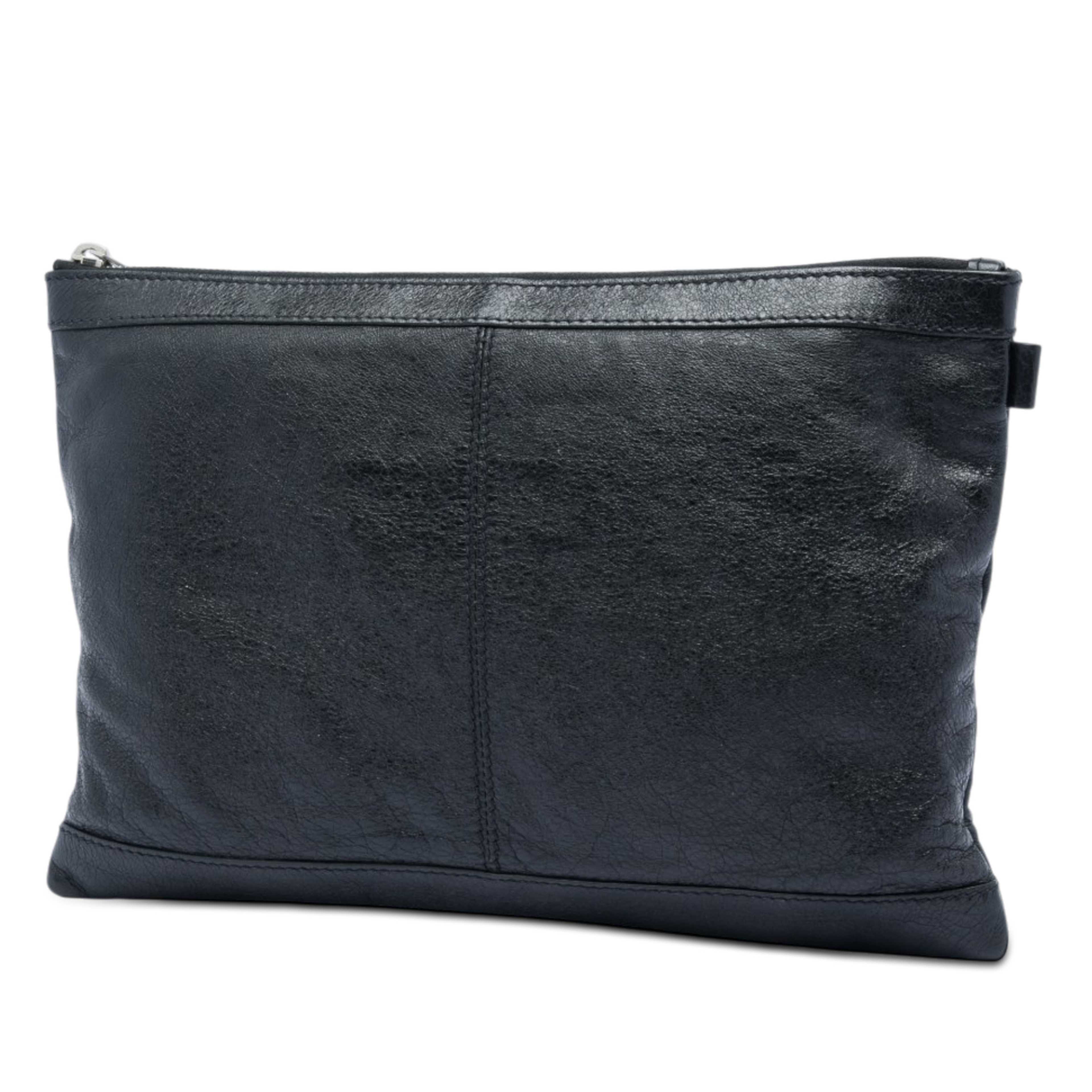 Balenciaga Lambskin Motocross Classic Clip M Clutch, från Luxclusif, i färgen svart. Klicka för att öppna bilden i stort format