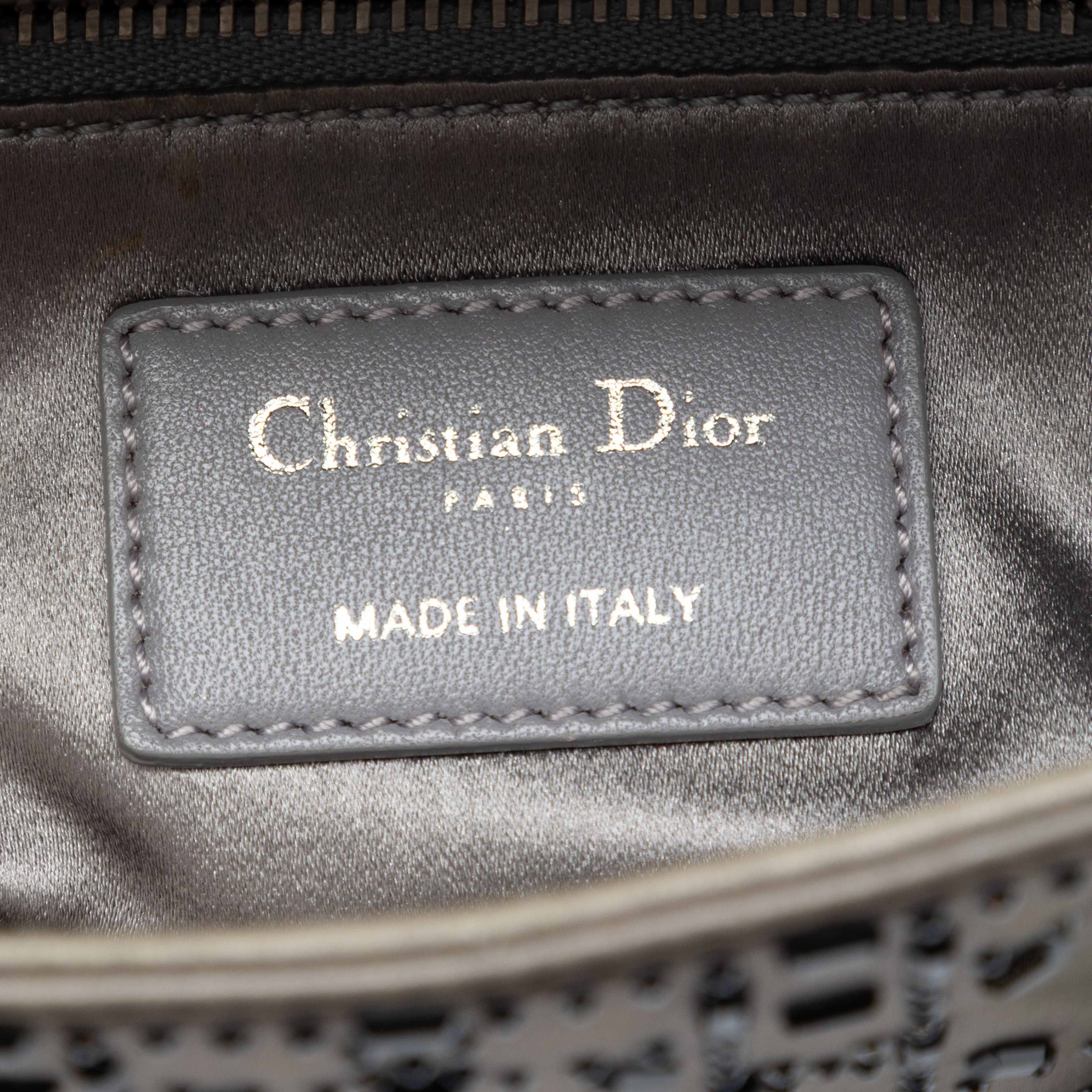 Dior Mini Satin Cannage Crystal Embellished Lady Dior, från Luxclusif, i färgen grå. Klicka för att öppna bilden i stort format