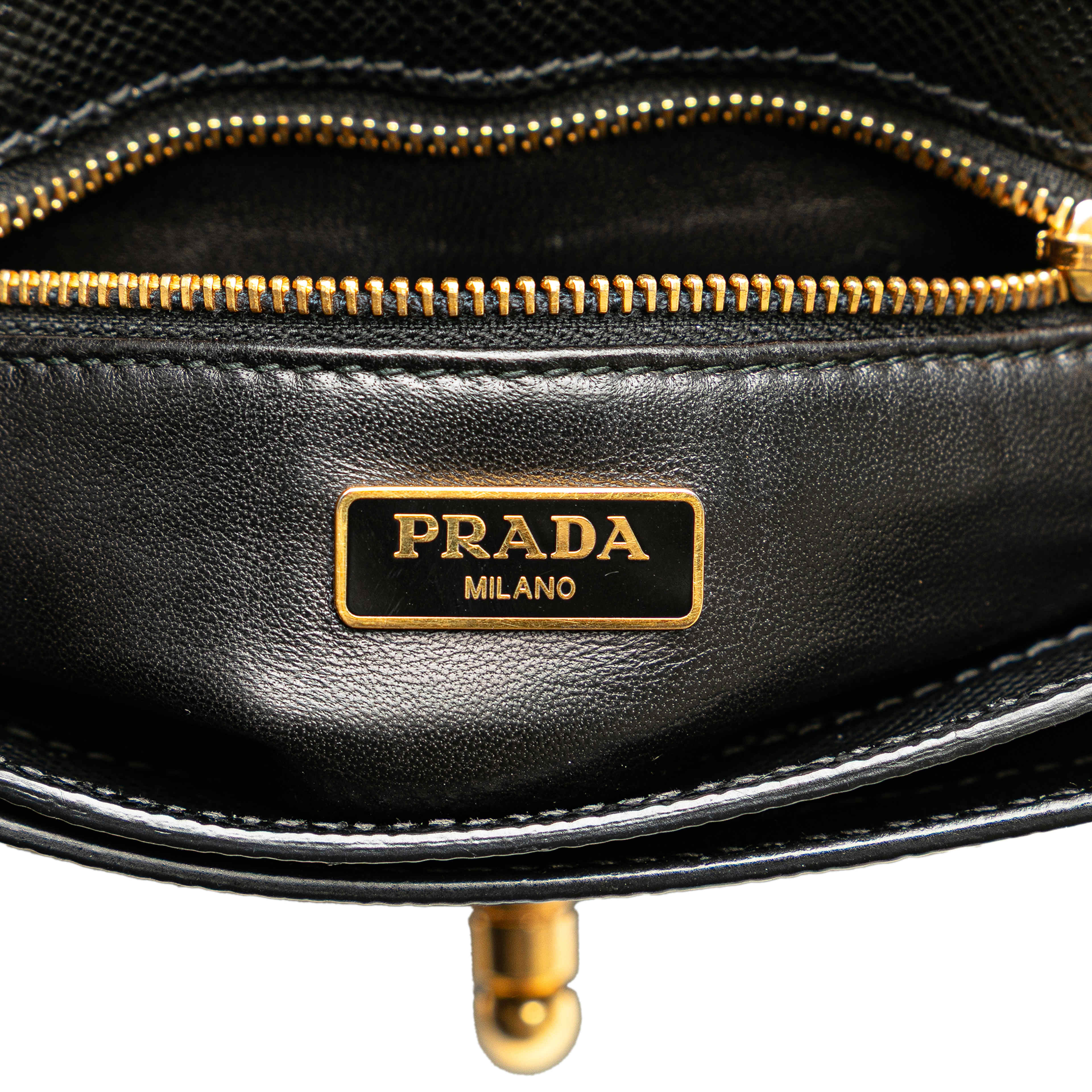 Prada Bicolor Saffiano Cuir Flap Crossbody, från Luxclusif, i färgen black. Klicka för att öppna bilden i stort format