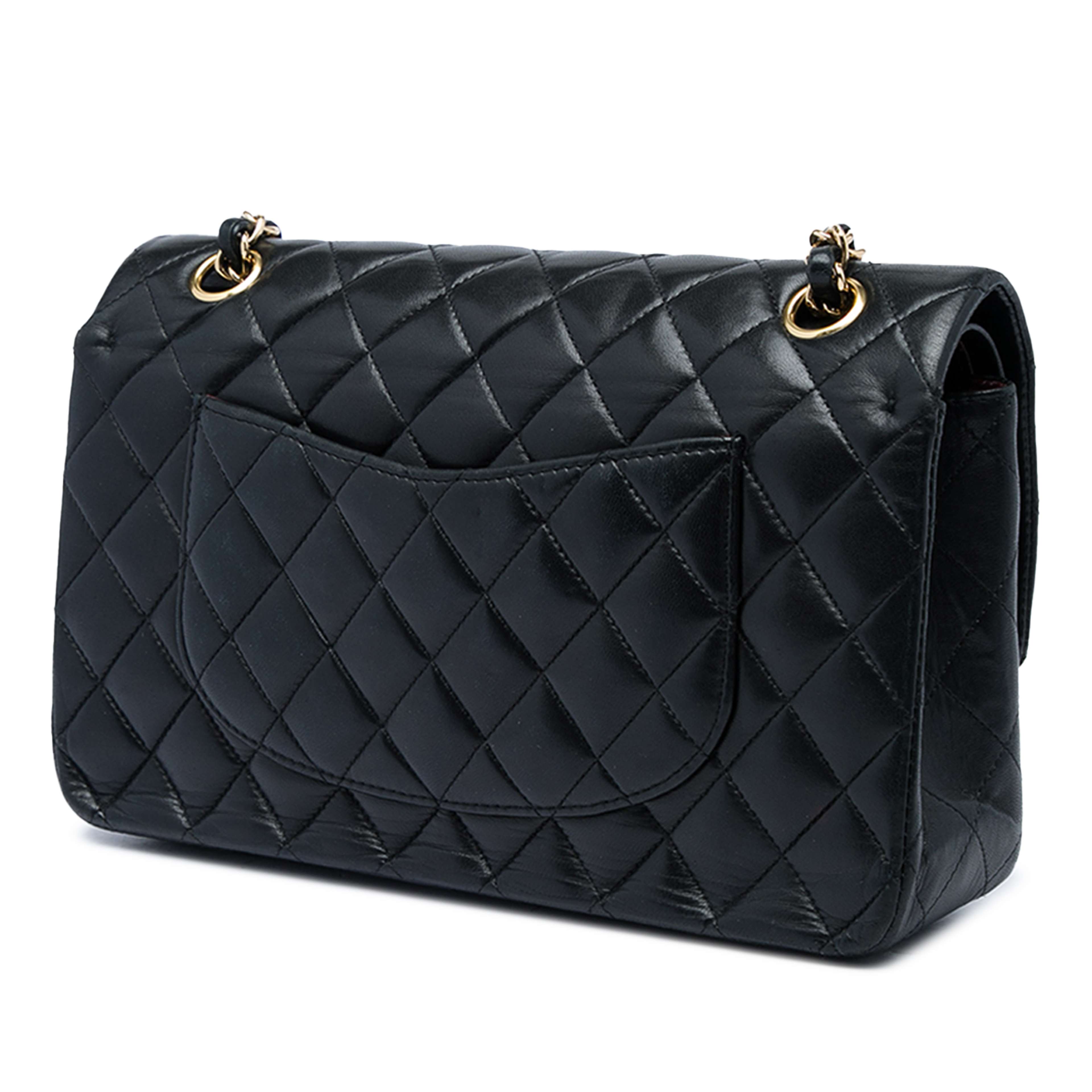 Chanel Medium Classic Lambskin Double Flap, från Luxclusif, i färgen svart. Klicka för att öppna bilden i stort format