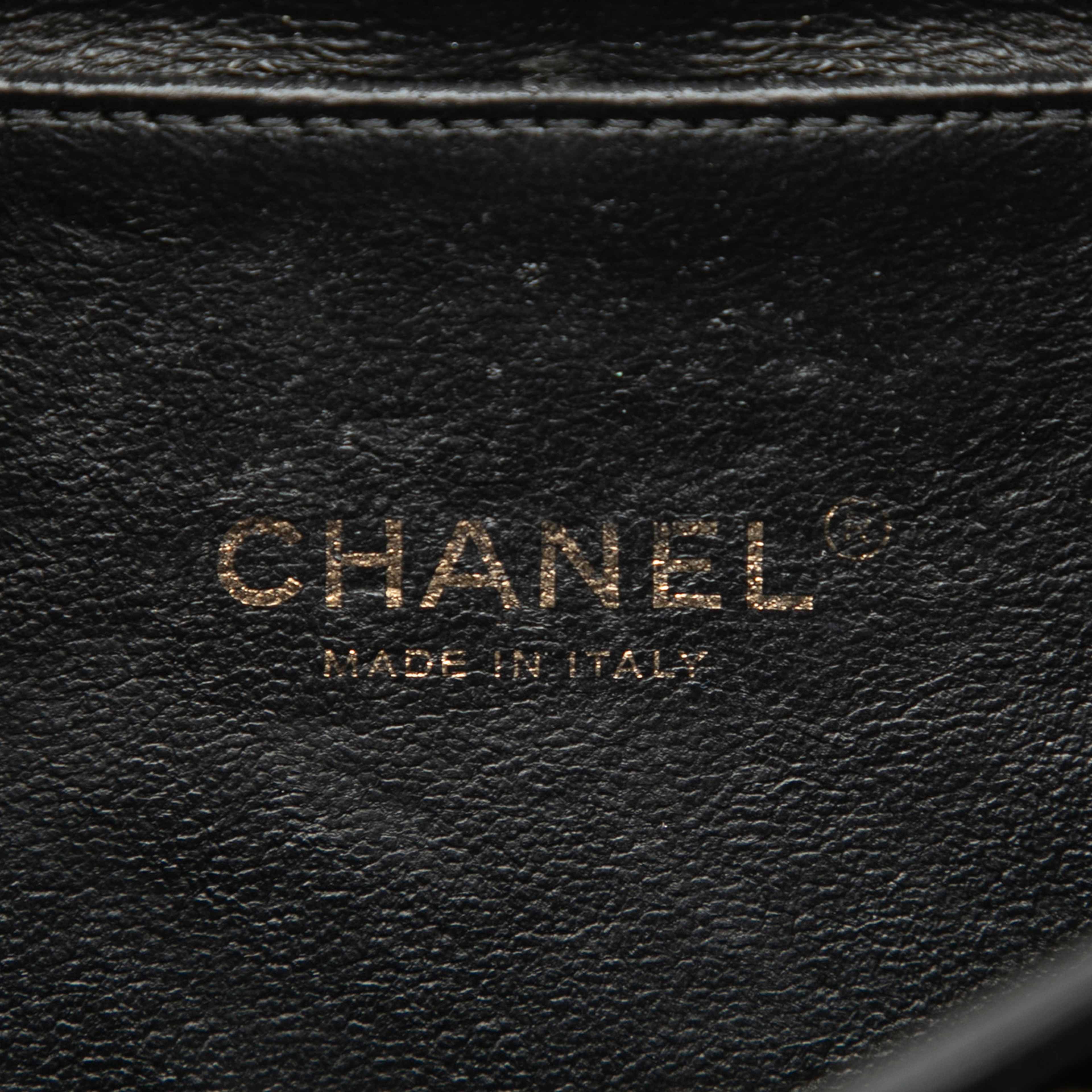 Chanel Small Caviar Cc Filigree Vanity Case, från Luxclusif, i färgen black. Klicka för att öppna bilden i stort format