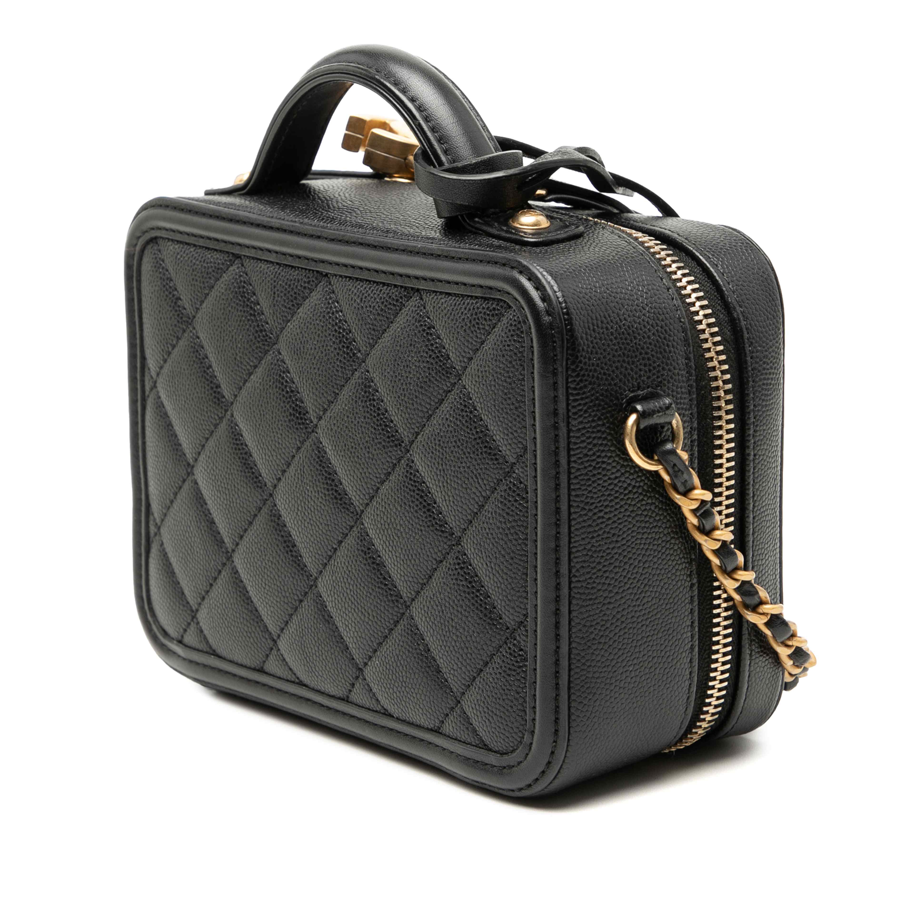 Chanel Small Caviar Cc Filigree Vanity Case, från Luxclusif, i färgen black. Klicka för att öppna bilden i stort format