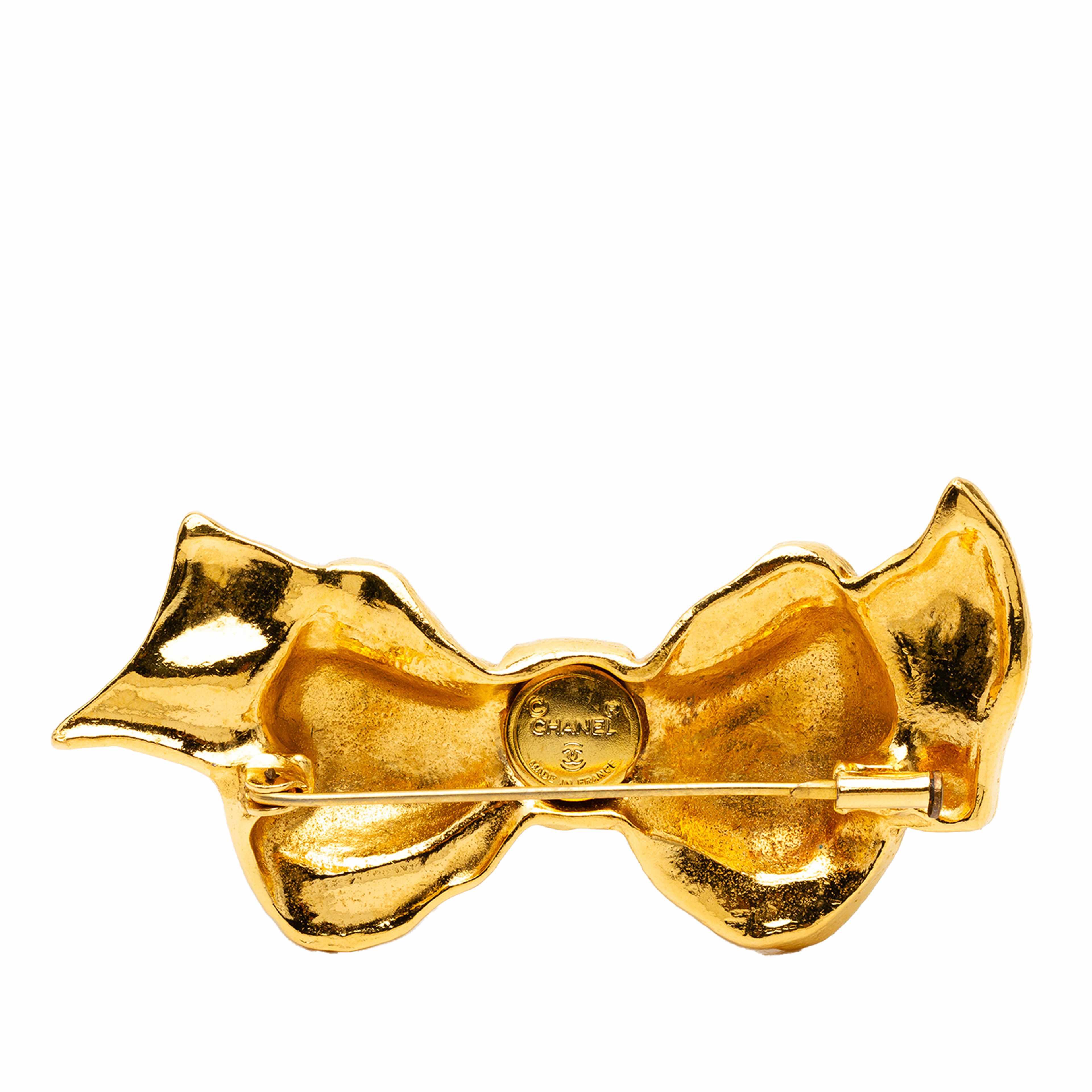 Chanel Gold Plated Bow Brooch, från Luxclusif, i färgen gold. Klicka för att öppna bilden i stort format