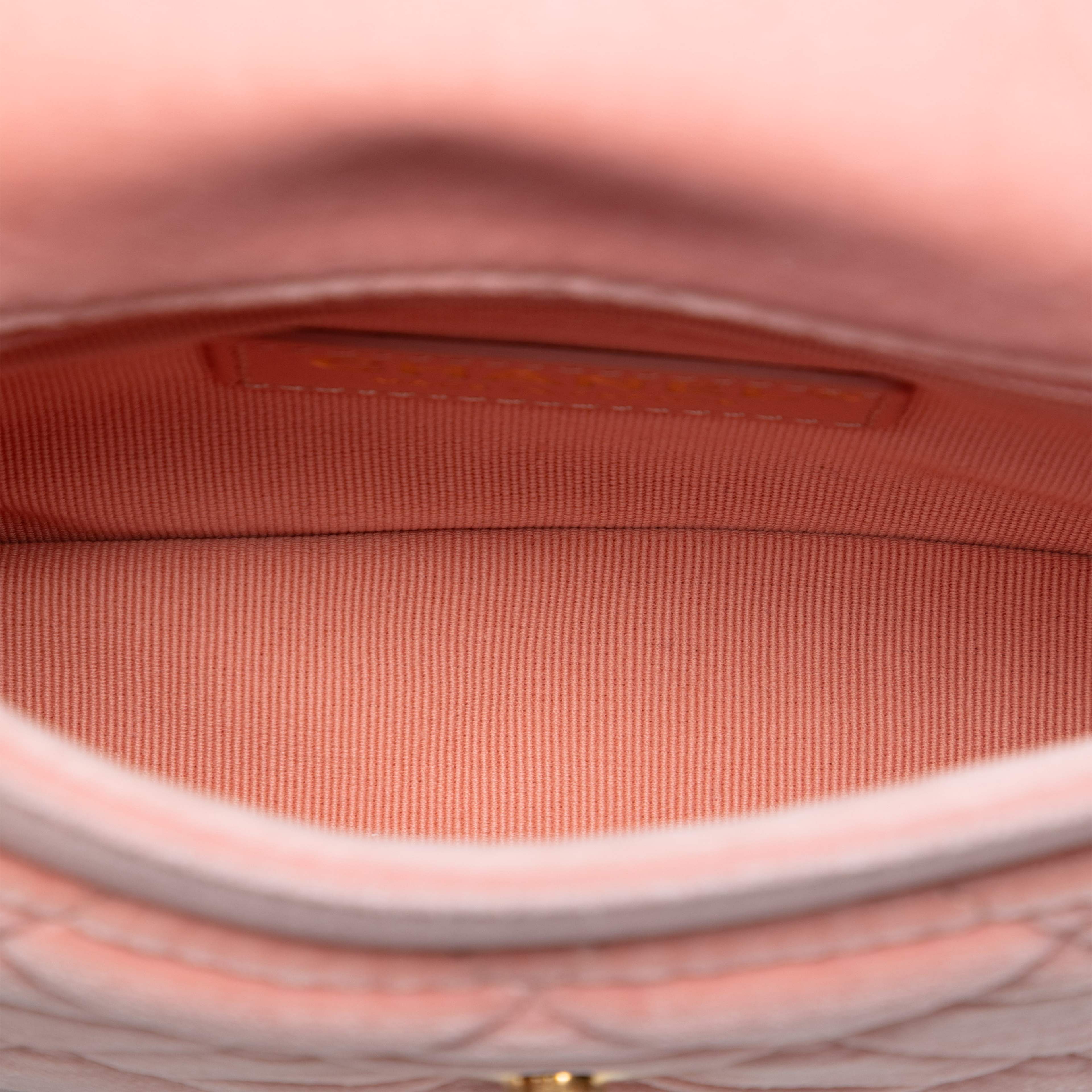 Chanel Mini Quilted Velvet Double Frame Flap, från Luxclusif, i färgen pink. Klicka för att öppna bilden i stort format