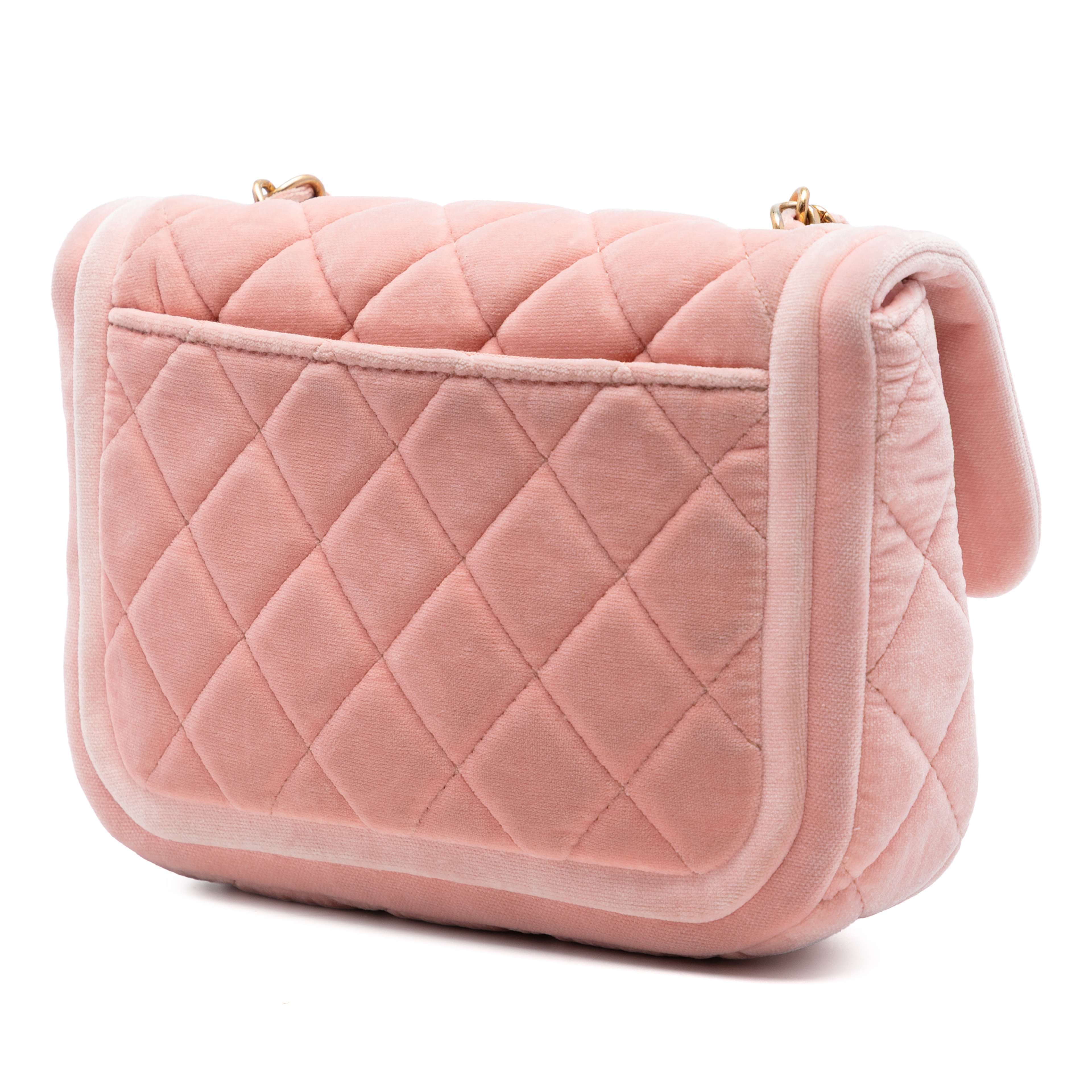 Chanel Mini Quilted Velvet Double Frame Flap, från Luxclusif, i färgen pink. Klicka för att öppna bilden i stort format