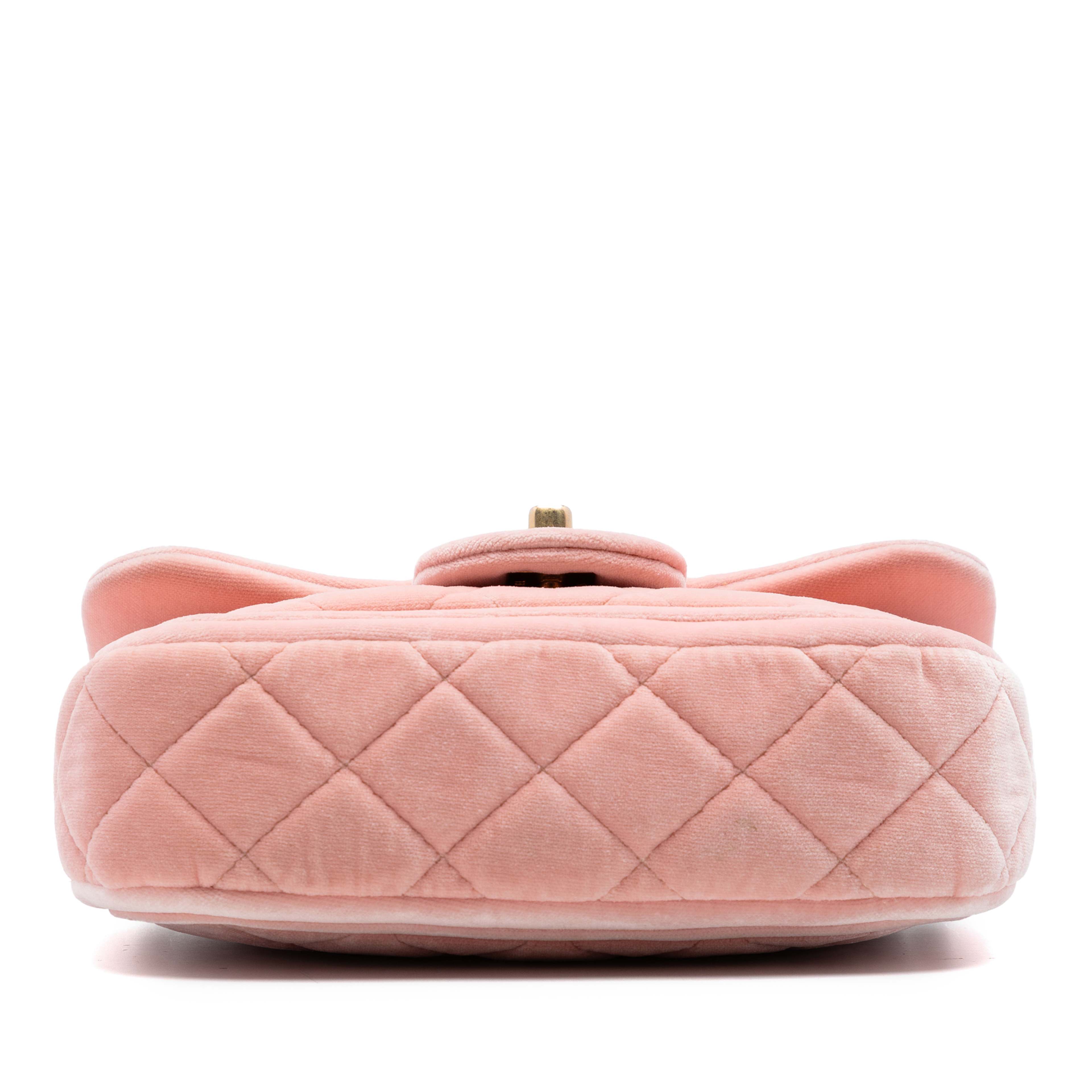Chanel Mini Quilted Velvet Double Frame Flap, från Luxclusif, i färgen rosa. Klicka för att öppna bilden i stort format