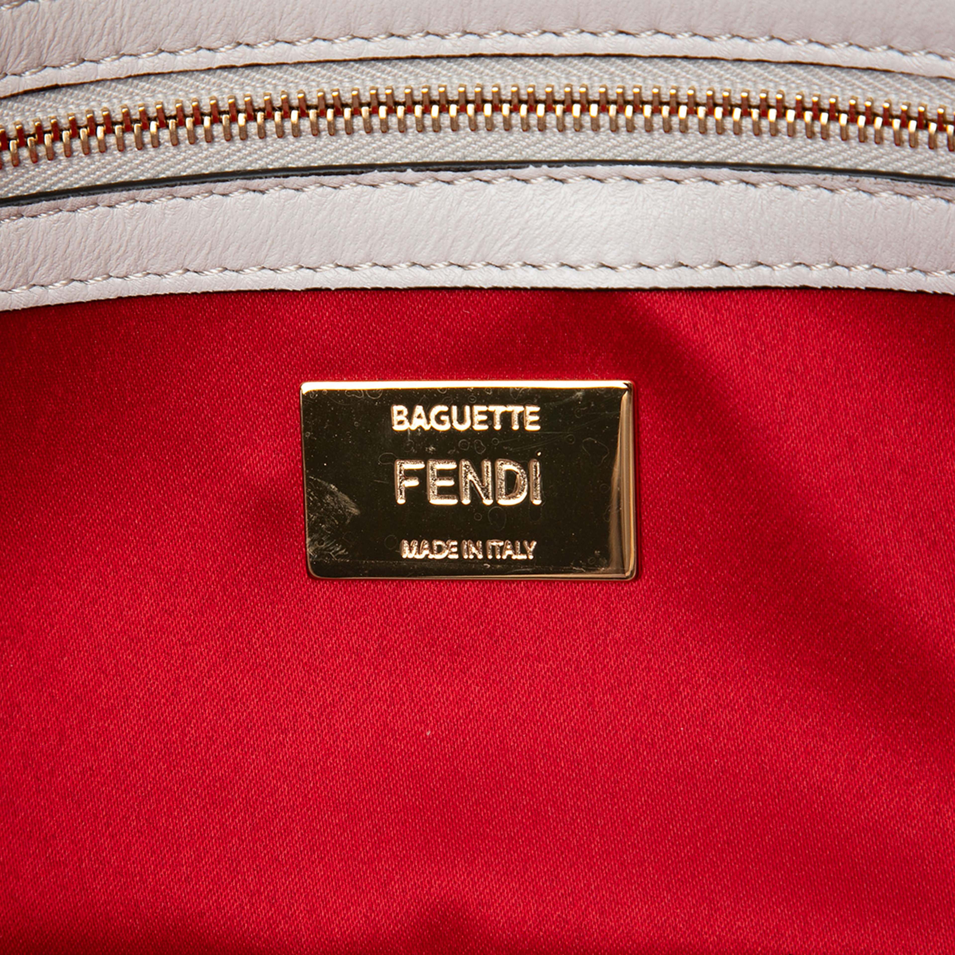 Fendi Nappa And Mink Fur Faces Baguette Satchel, från Luxclusif, i färgen light gray. Klicka för att öppna bilden i stort format