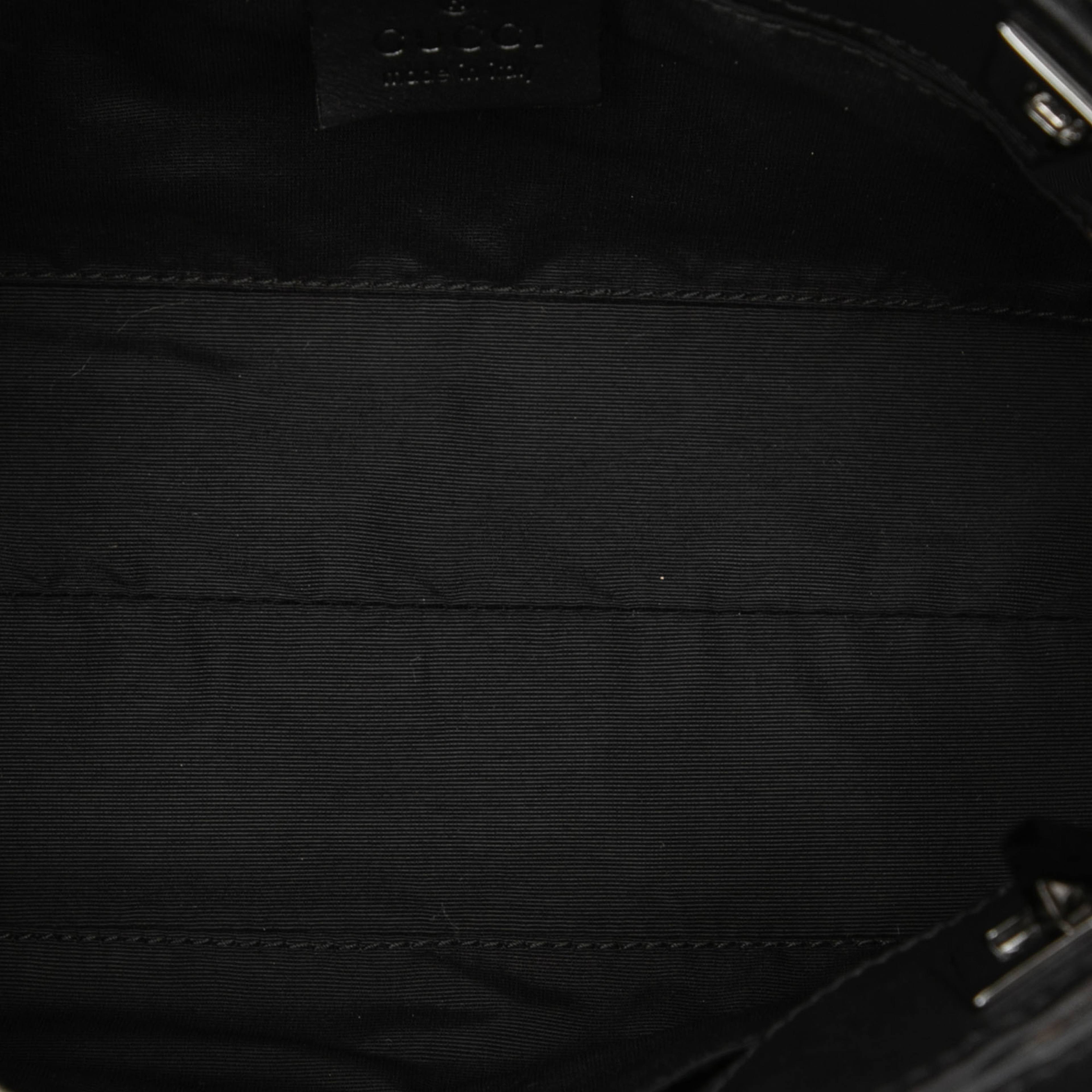 Gucci Gg Denim Shoulder Bag, från Luxclusif, i färgen gray. Klicka för att öppna bilden i stort format