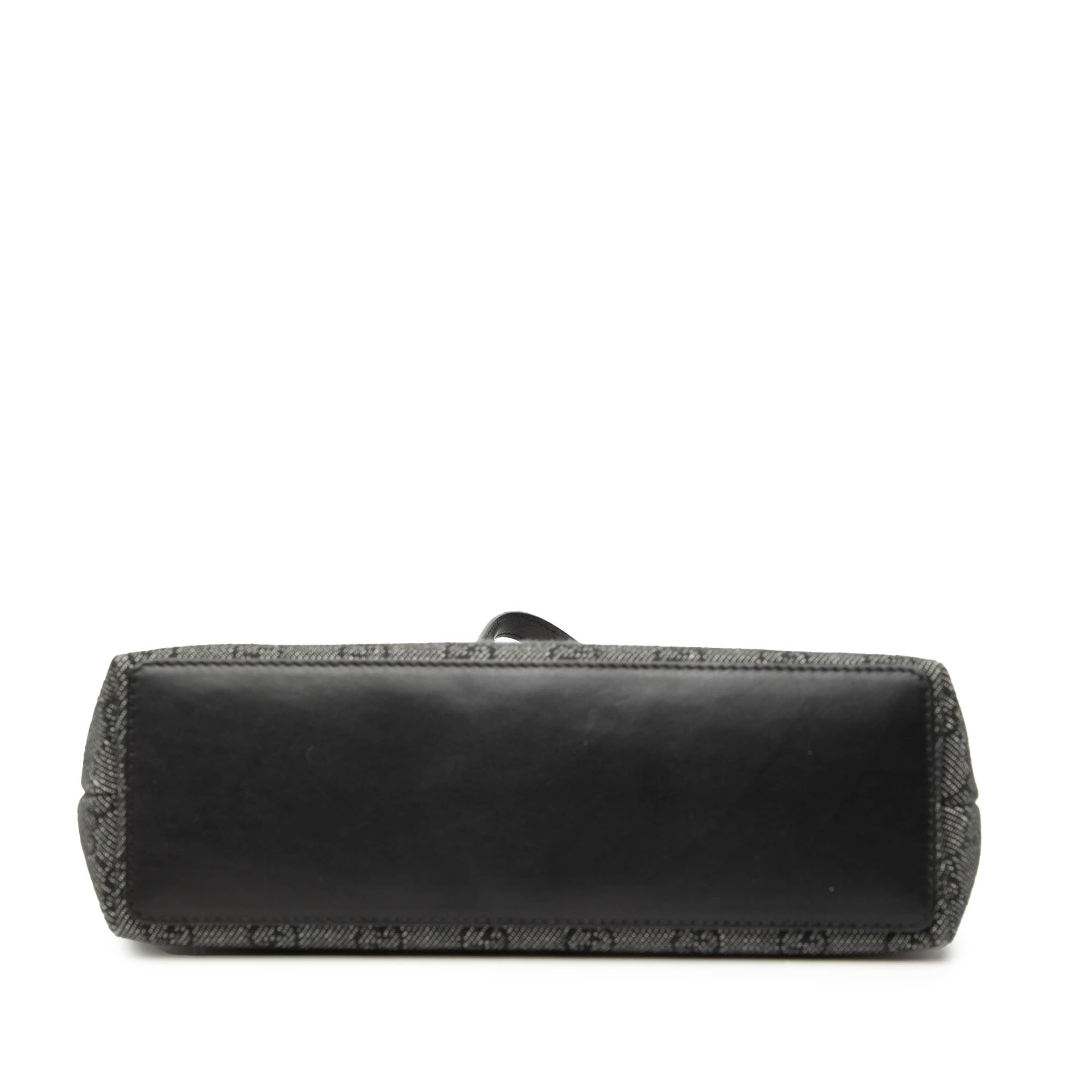 Gucci Gg Denim Shoulder Bag, från Luxclusif, i färgen gray. Klicka för att öppna bilden i stort format