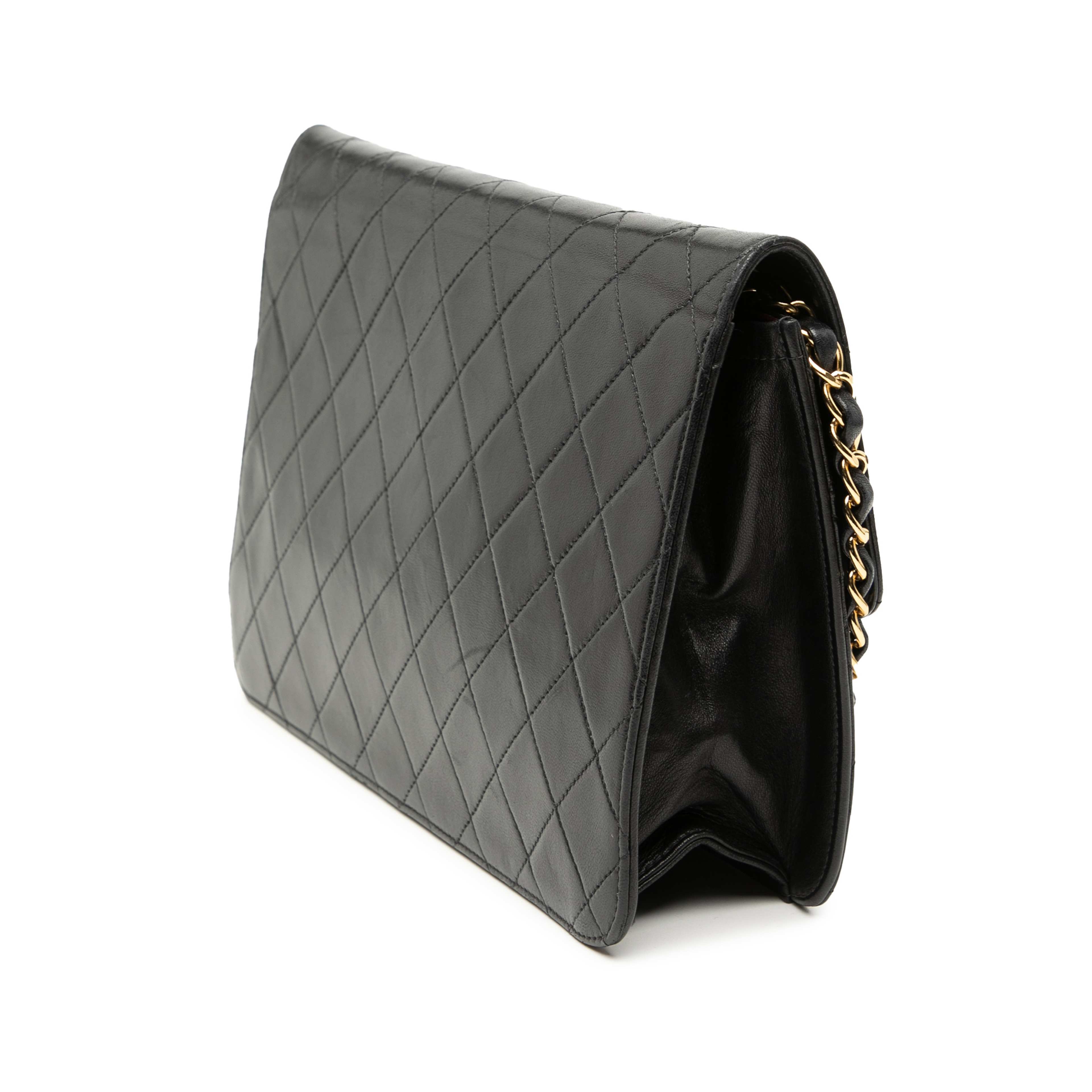 Chanel Medium Cc Quilted Lambskin Single Flap, från Luxclusif, i färgen black. Klicka för att öppna bilden i stort format