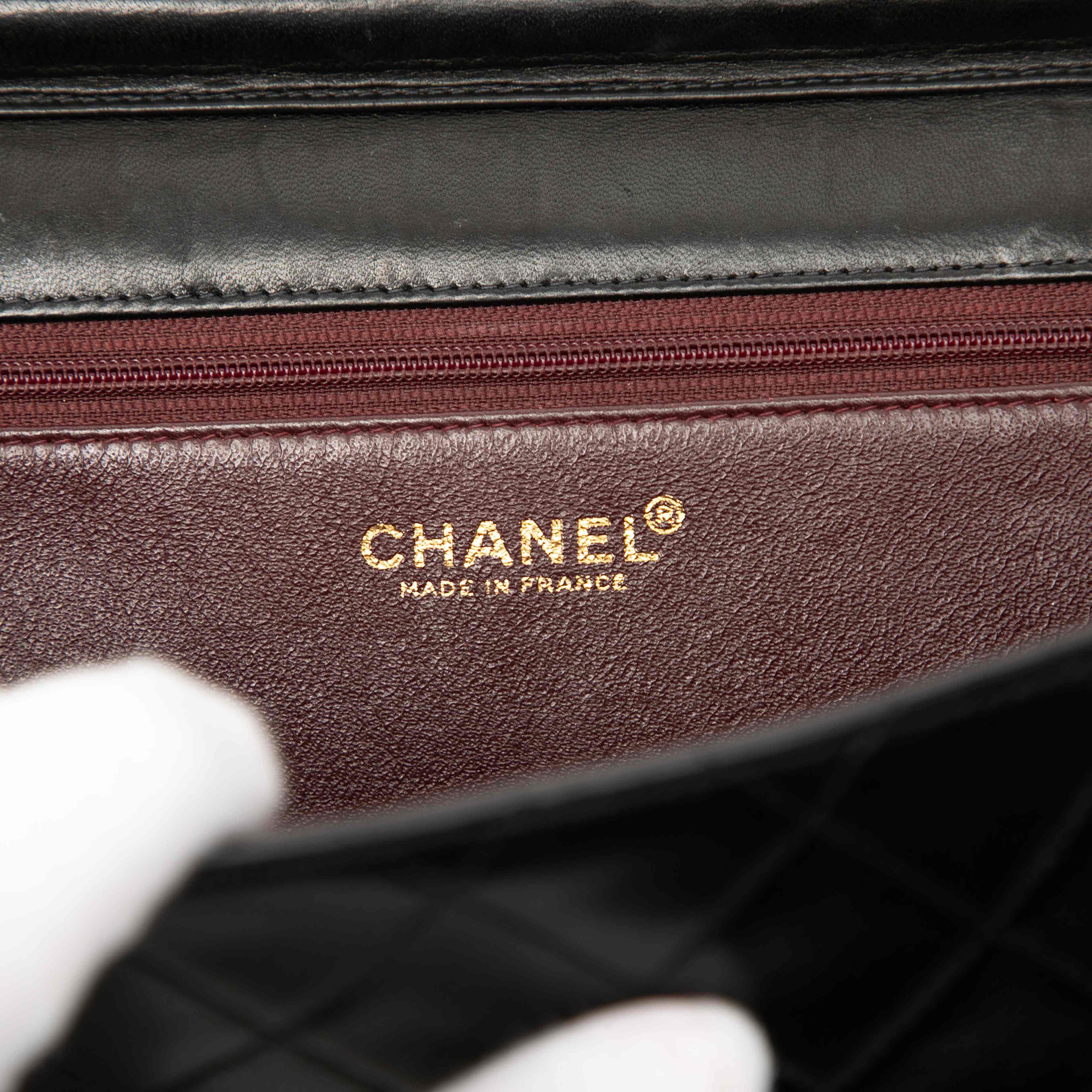Chanel Medium Cc Quilted Lambskin Single Flap, från Luxclusif, i färgen black. Klicka för att öppna bilden i stort format