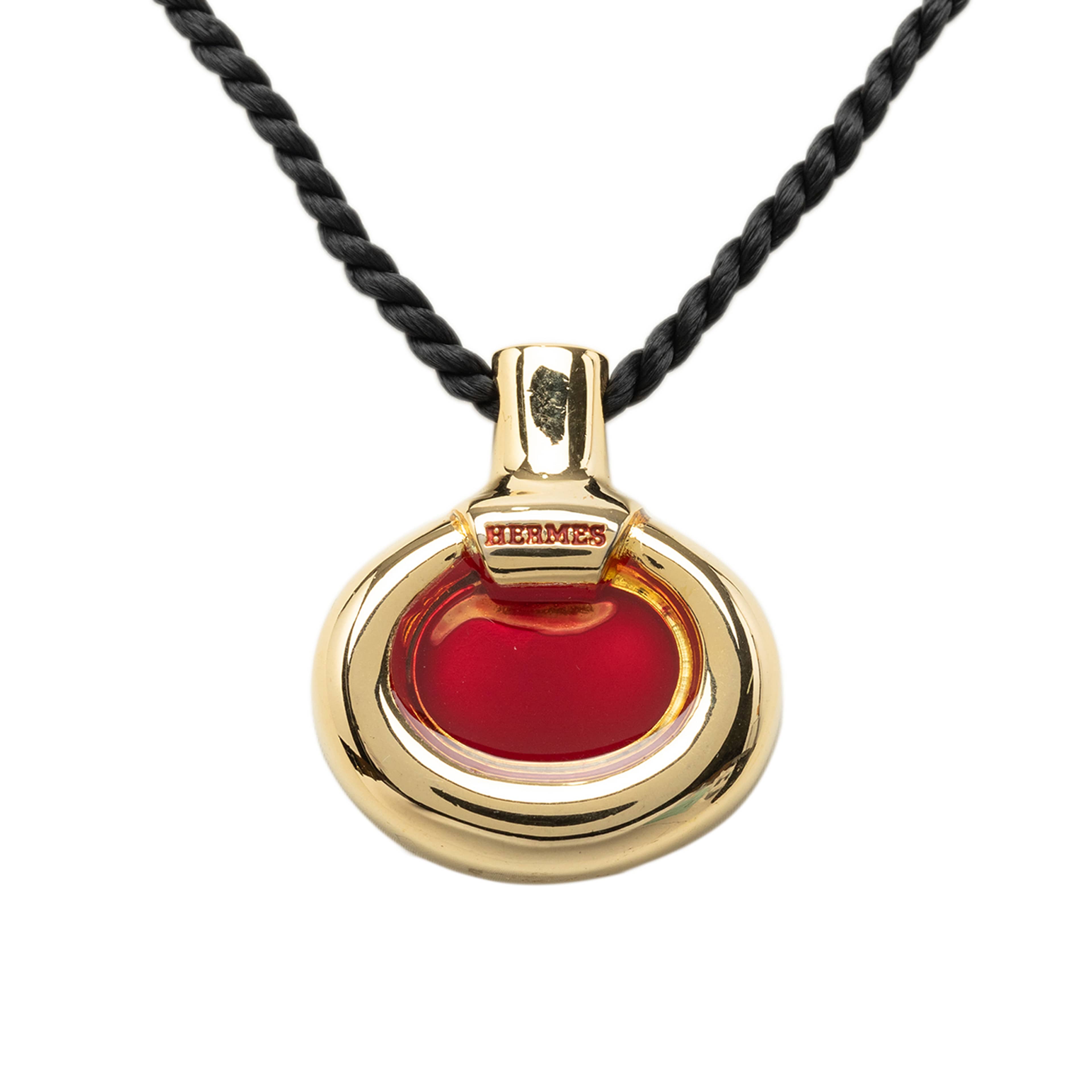 Hermès Gold Plated And Lacquered Parfum Bottle Pendant Necklace, från Luxclusif, i färgen guld. Klicka för att öppna bilden i stort format
